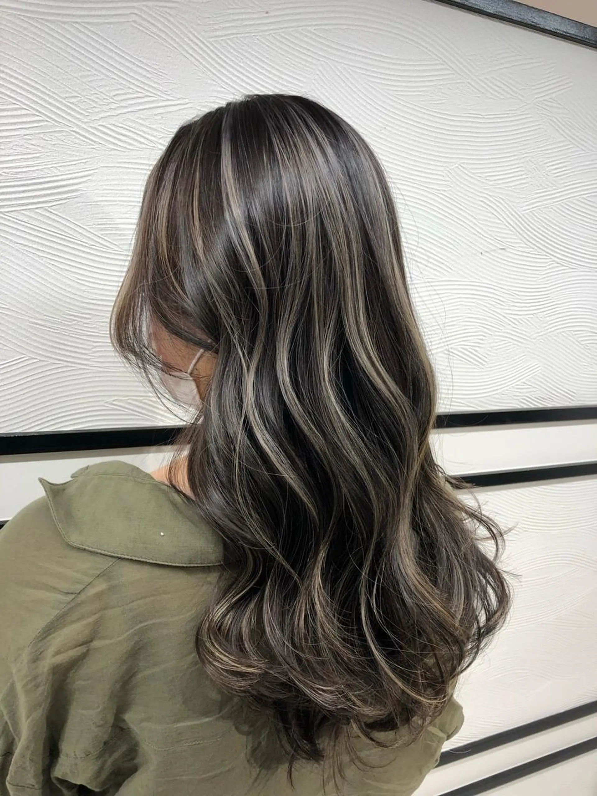 カラー ミストバング ベージュカラー ブロンド デザインカラー イヤリングカラー レイヤーカット 早崎太生のヘアスタイル