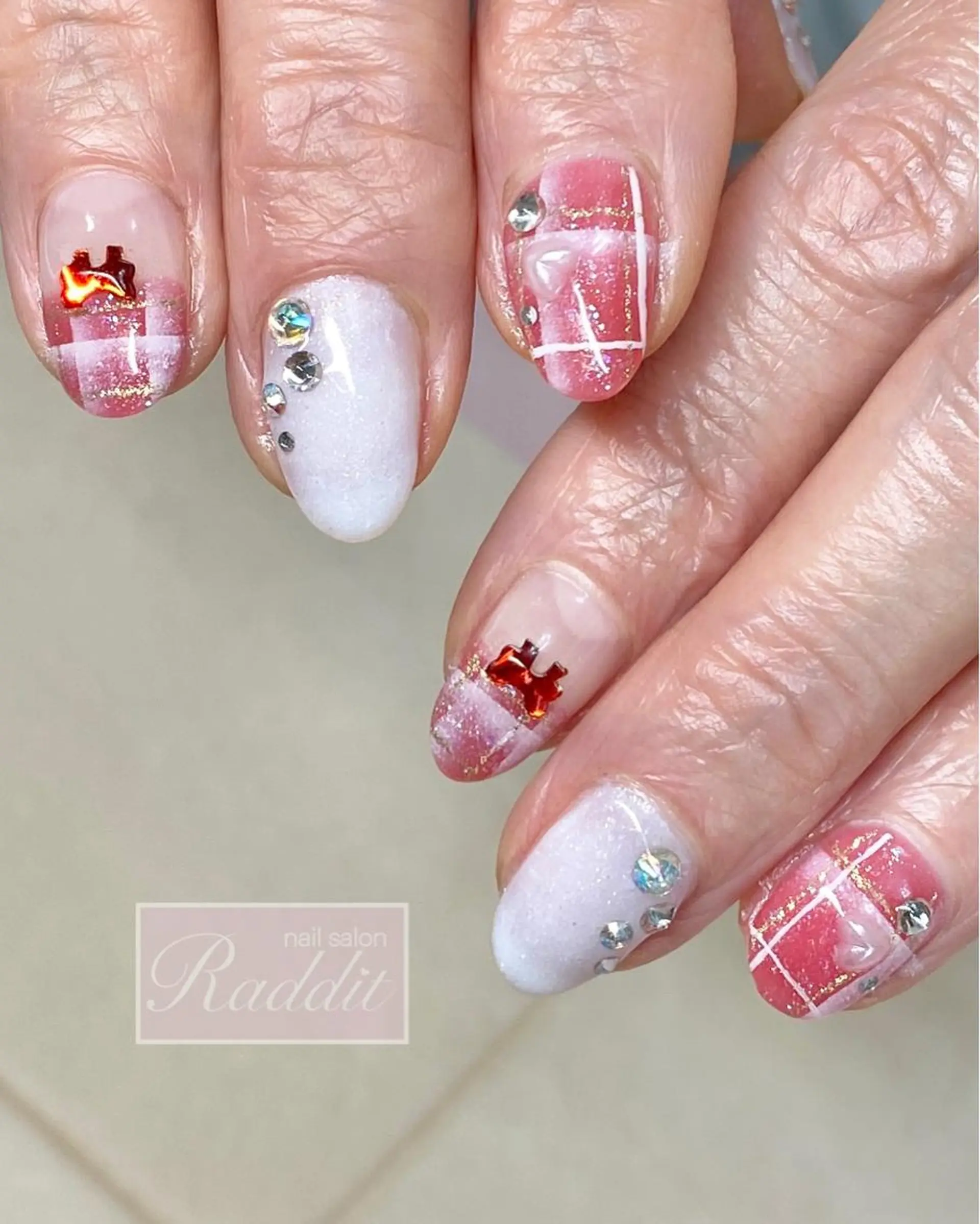 ネイル ジェルネイル ガーリー 赤色 リボン 夏ネイル ハンドネイル ネイルサロン ラディット所属・nailsalon Radditのネイルデザイン