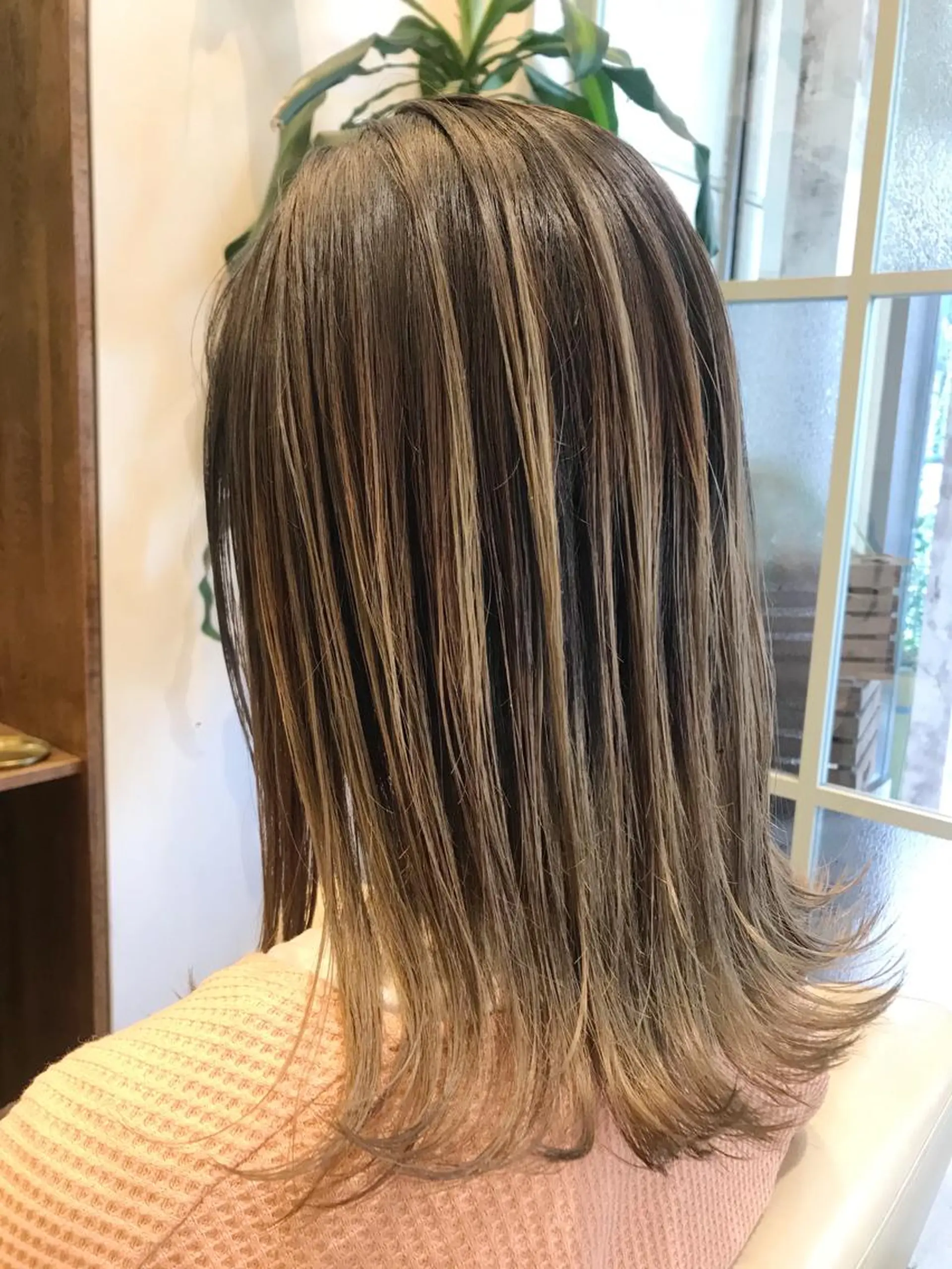 ミディアム カラー バレイヤージュ グレージュ レイヤーカット ヘアカラー トリートメント 入江 允のヘアスタイル