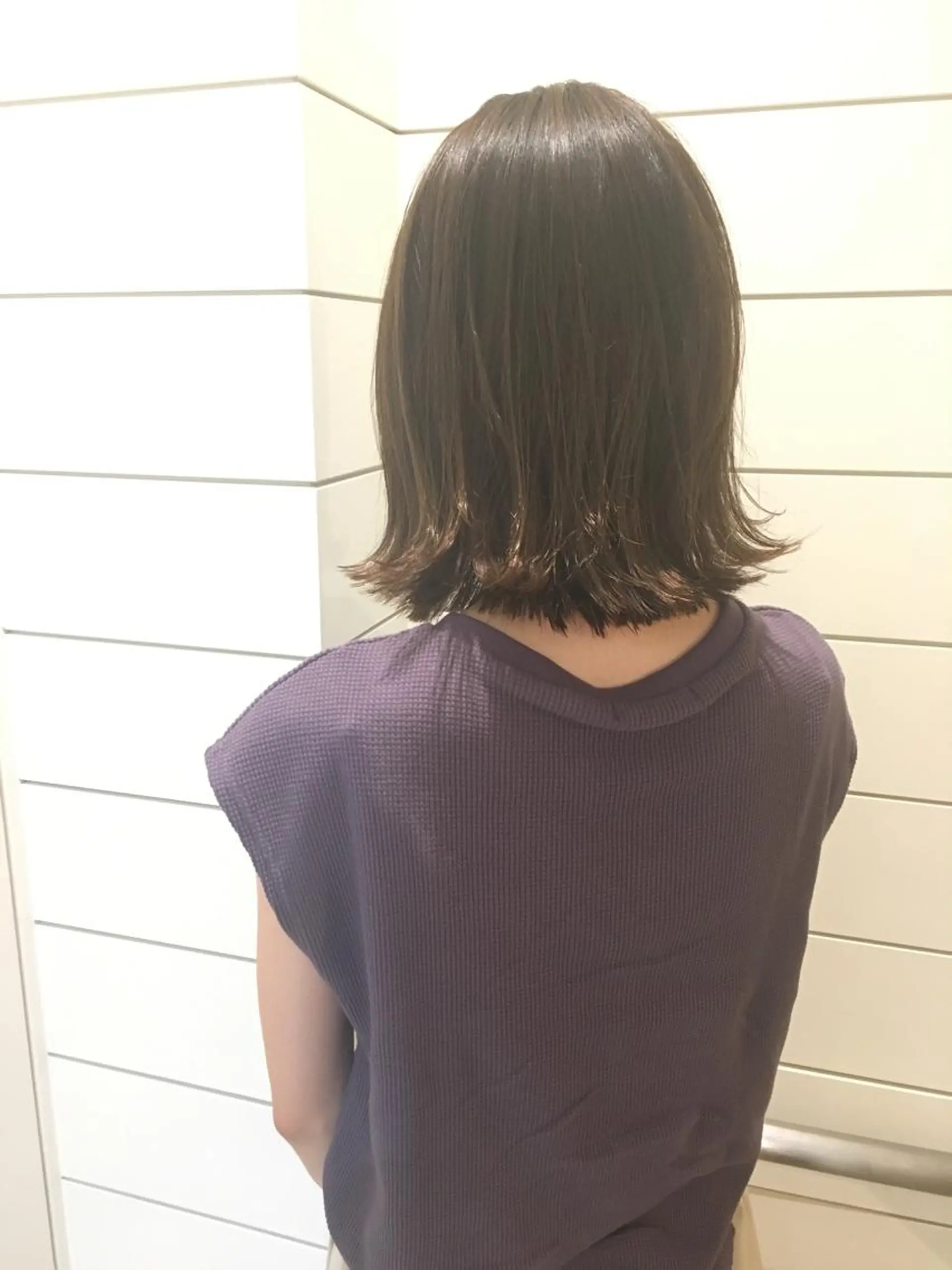 ショート カラー ダークグレー ダークグレージュ グレージュ 鍵山 千秋のヘアスタイル