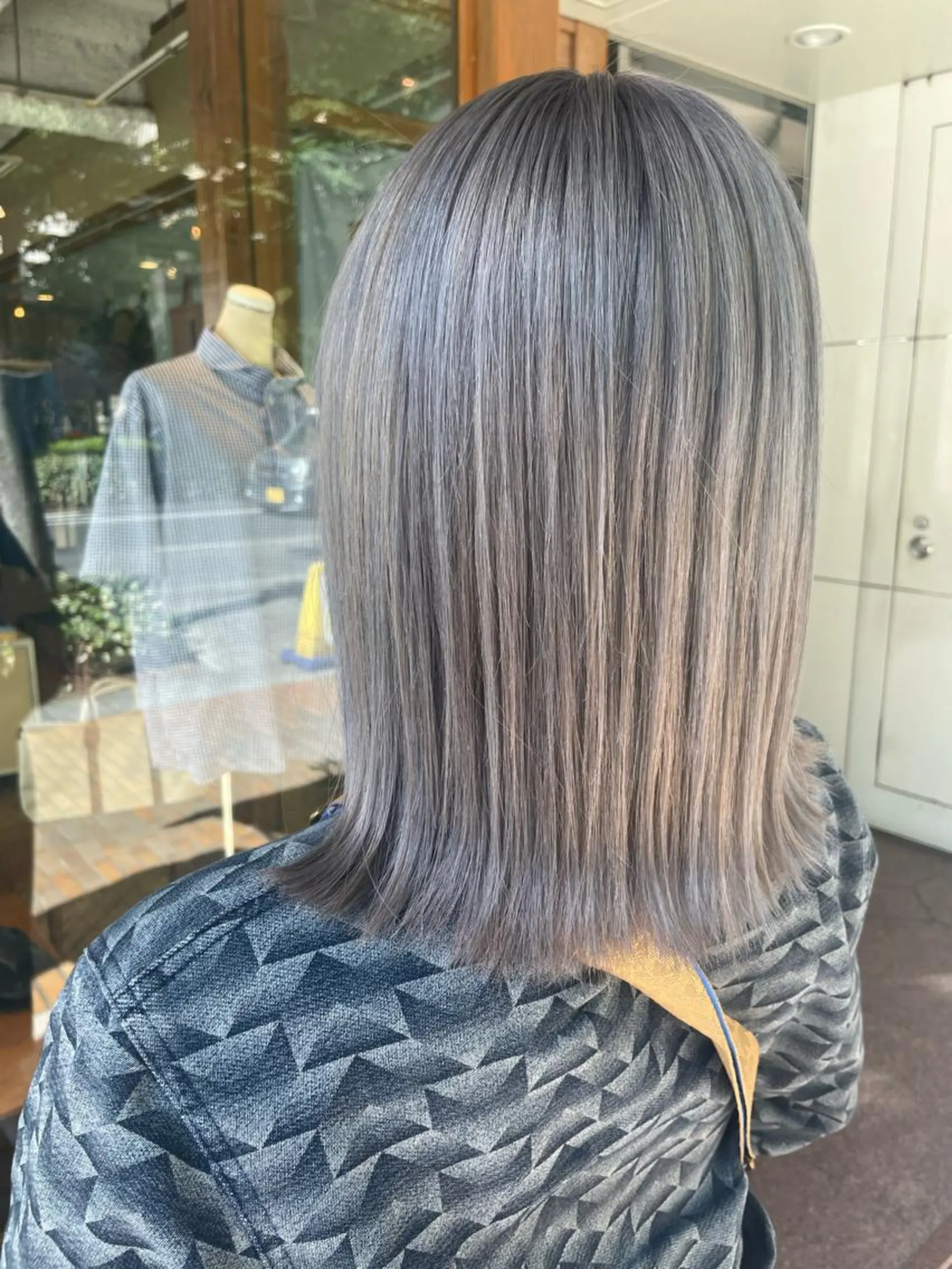 ミディアム カラー ブリーチ シルバー カット ヘアカラー トリートメント VERONIQUE所属・山本 雅由のヘアスタイル