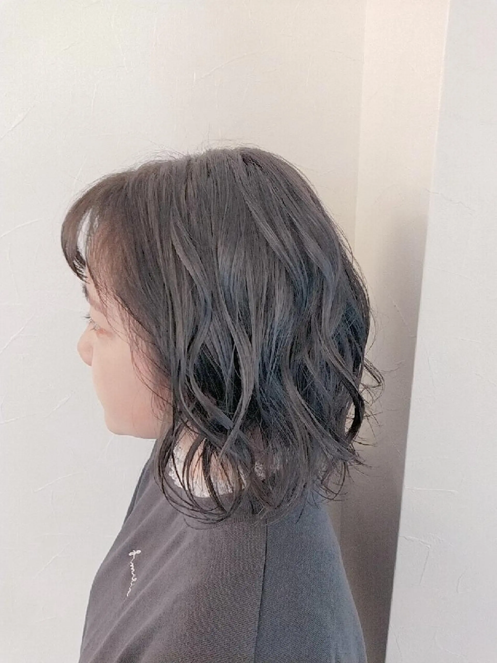 ミディアム カラー ブリーチ ダークグレー 卒業式のヘアスタイル デザインカラー髪質 改善Lilithのその他イメージ