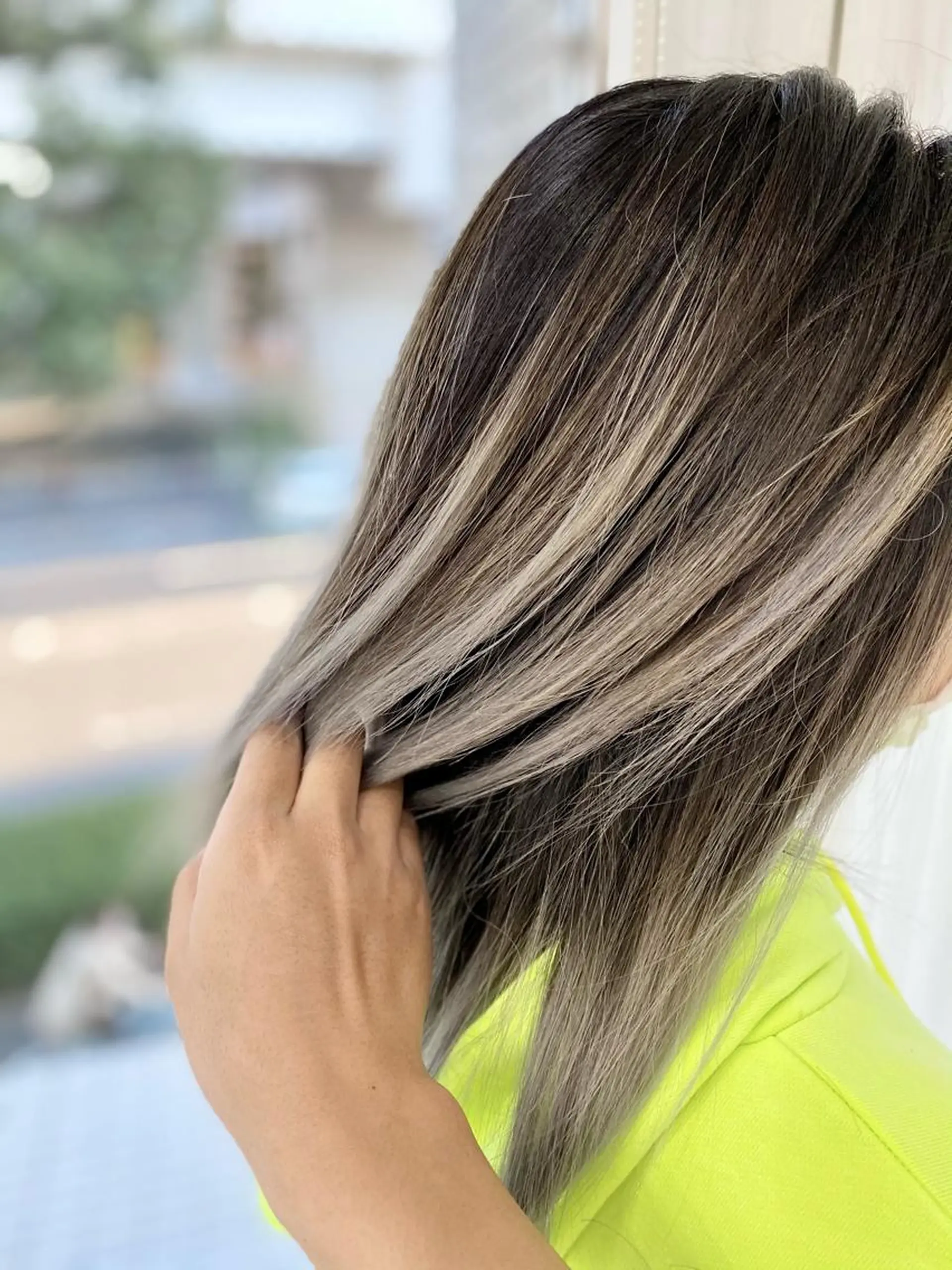 ミディアム カラー バレイヤージュ シルバー ホワイトシルバー レイヤーカット replica上大岡所属・松井 敬太郎のヘアスタイル