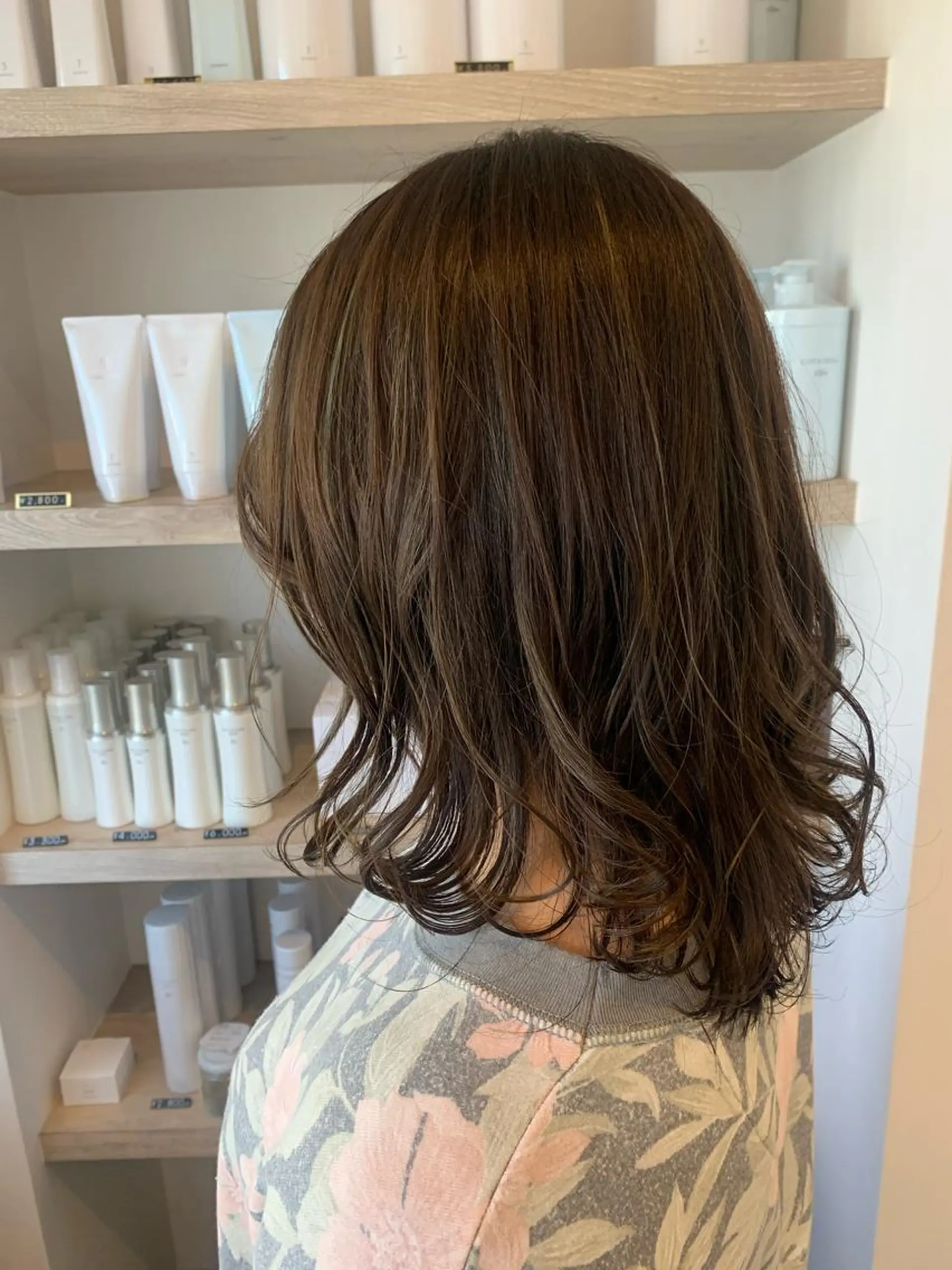 ミディアム カラー グレージュ ハイライトカラー オリーブグレージュ オリーブグレー ハイライト cher. 新井瑞希のヘアスタイル