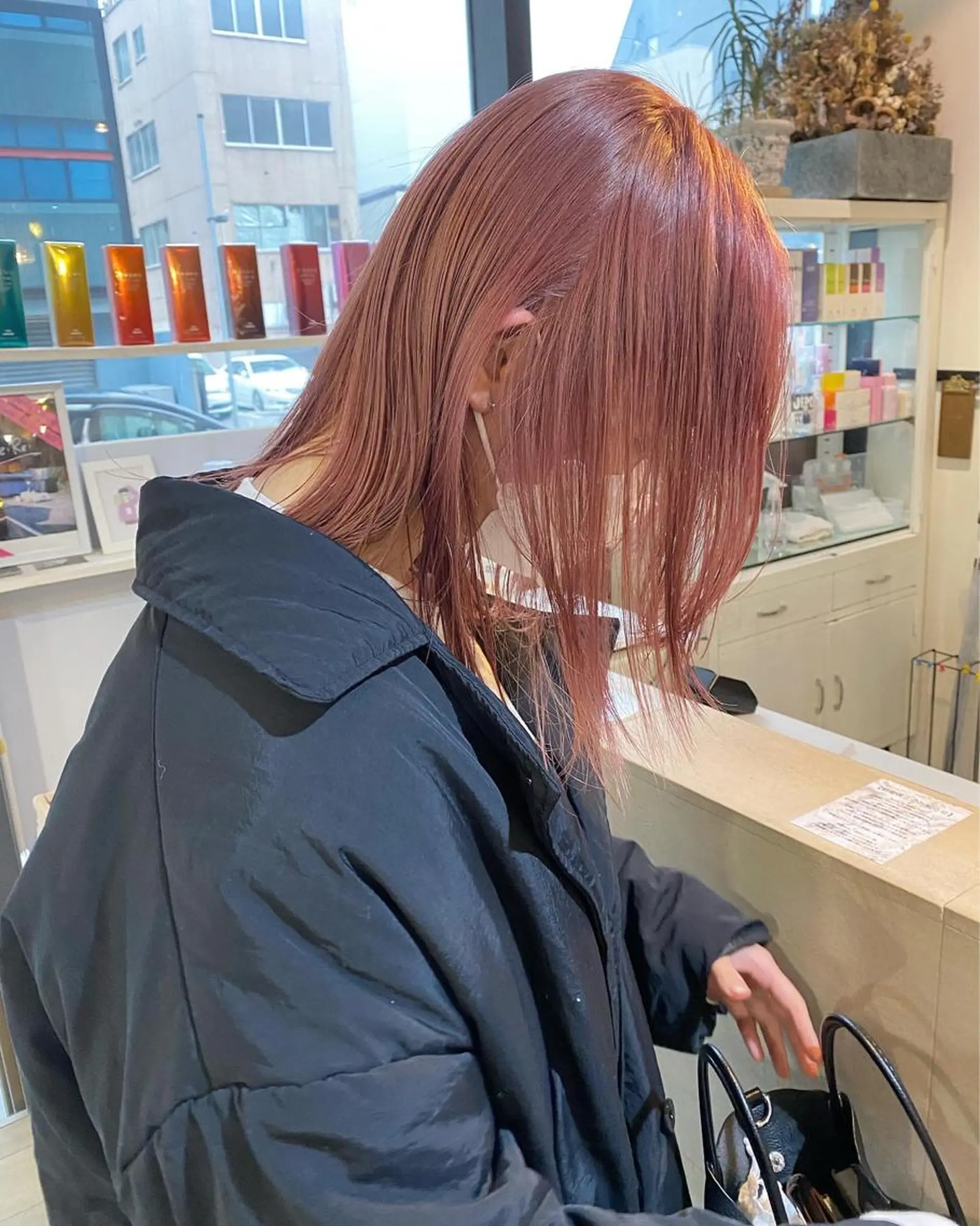 ミディアム W所属・小林 朋花のヘアスタイル