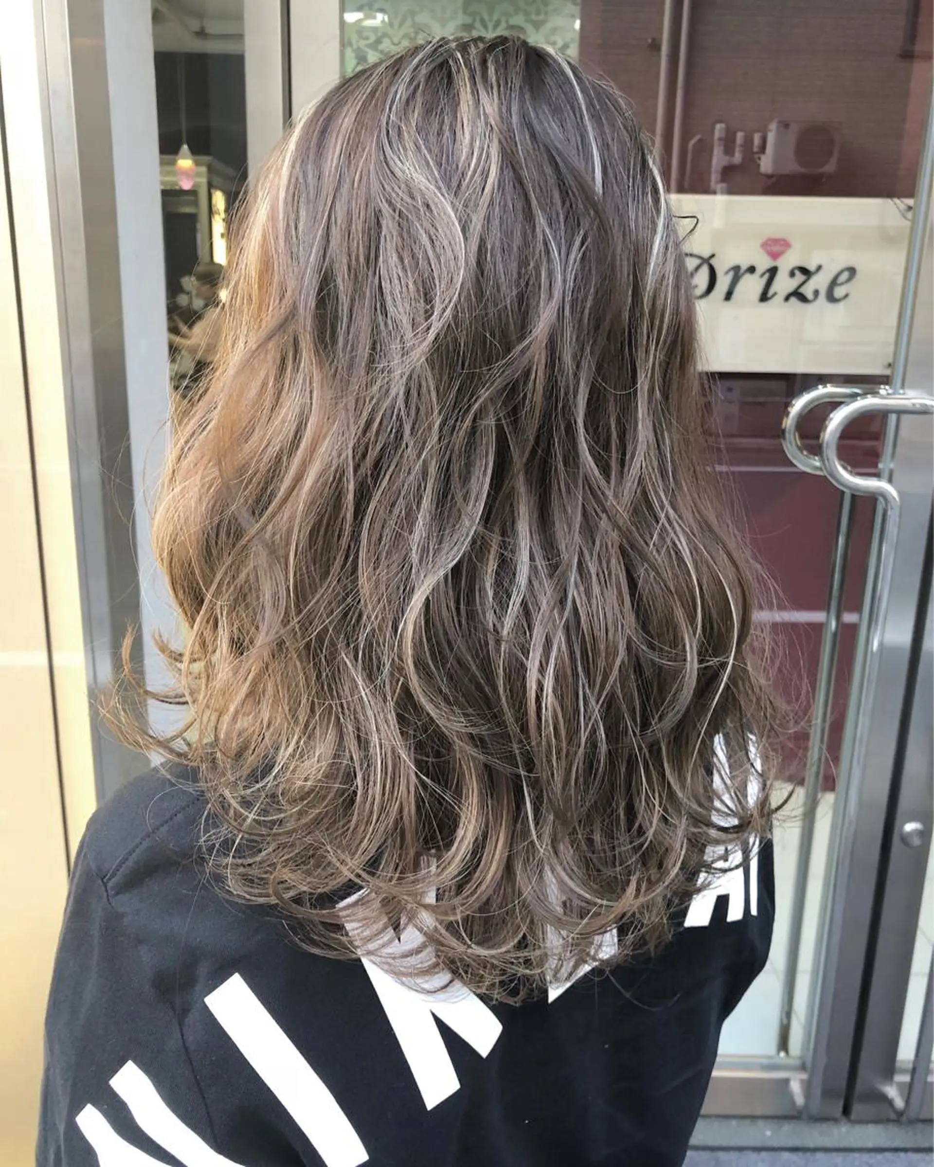 セミロング カラー グレージュ ハイライトカラー ハイライト トップスタイリスト 小澤純一のヘアスタイル