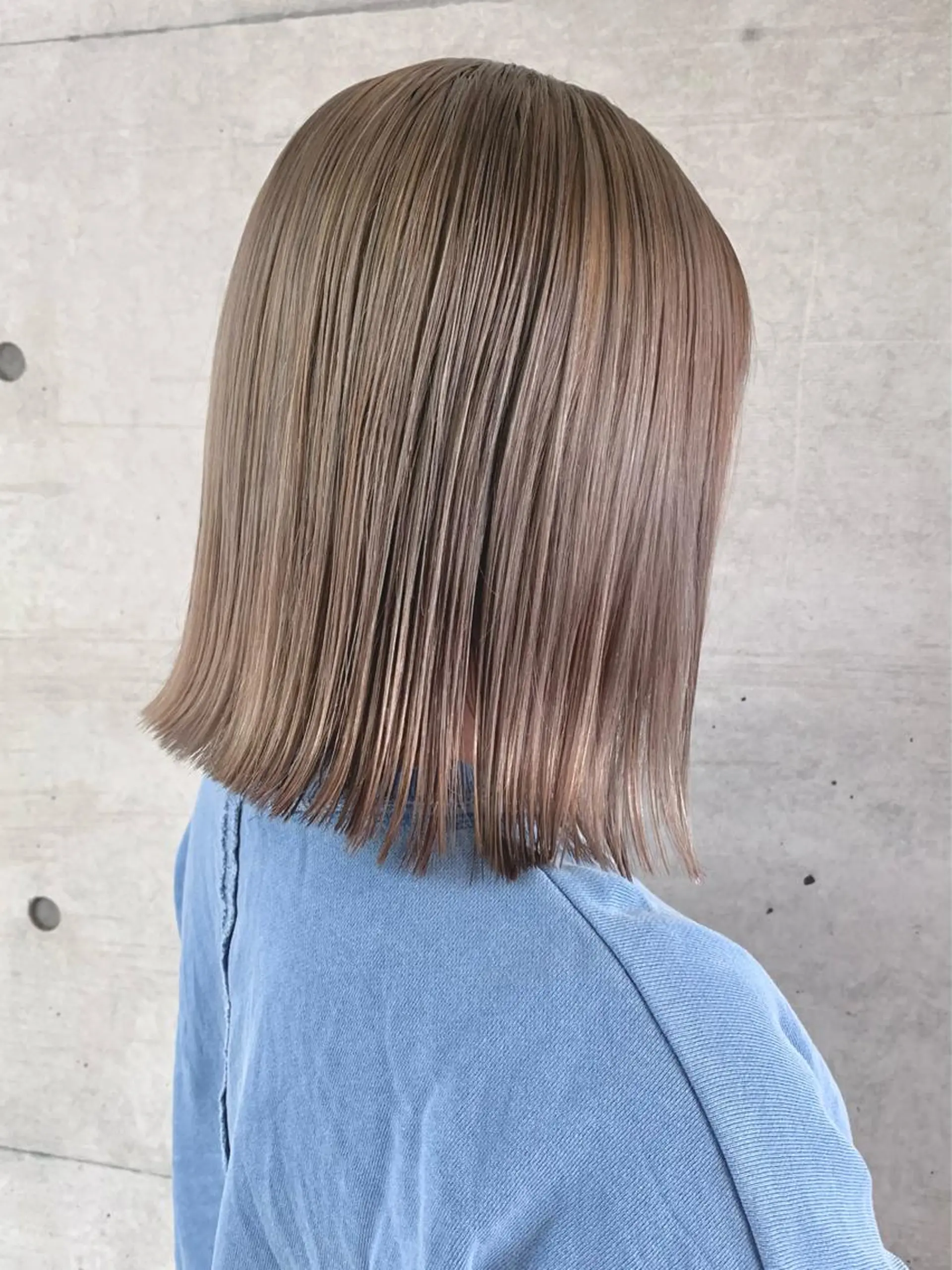 ミディアム カラー 切りっぱなしボブ ブリーチ ハイトーンカラー ボブ カット ヘアカラー トリートメント 西岡 優太のヘアスタイル