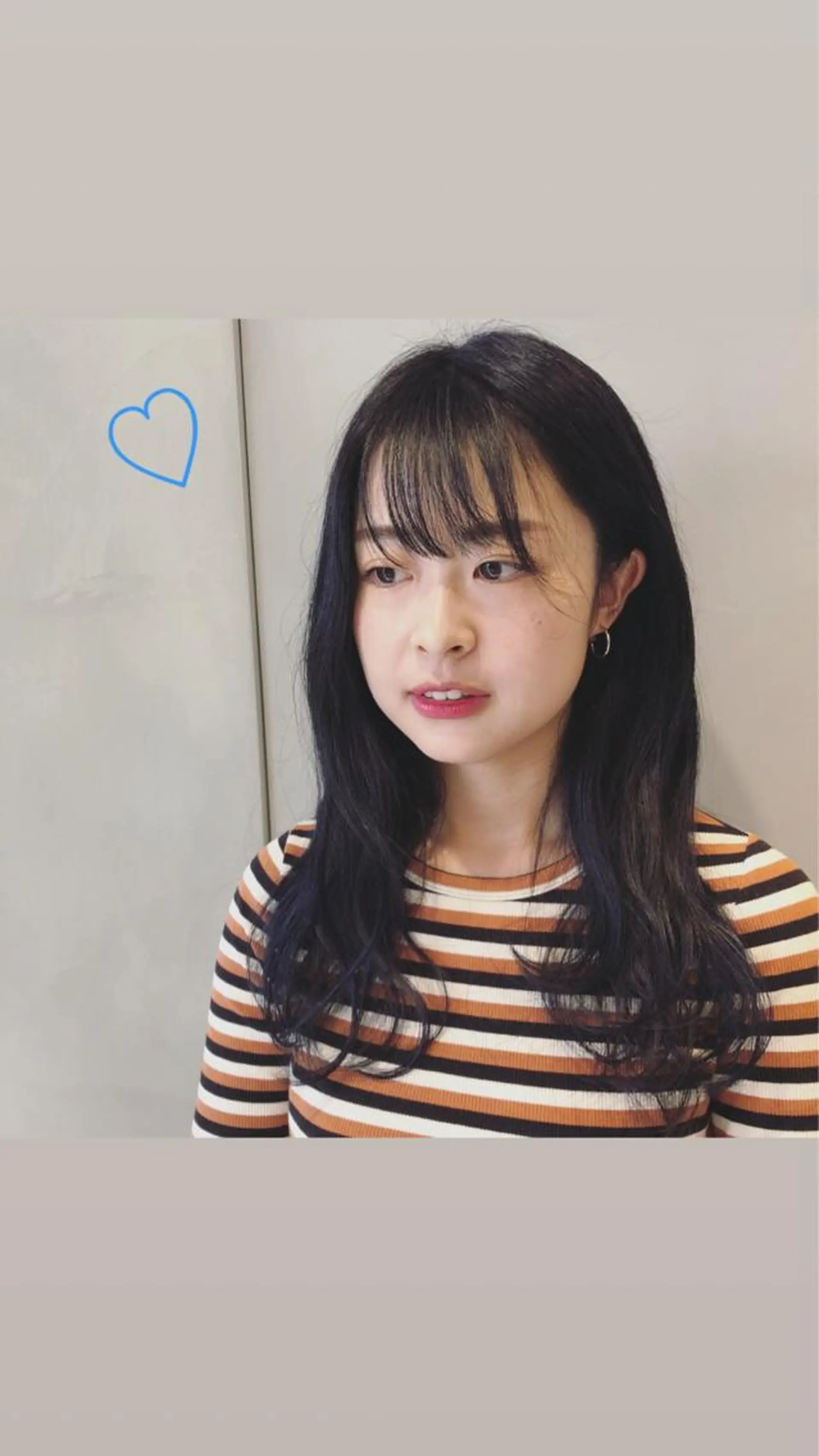 セミロング カラー 荒木 依莉亜のヘアスタイル