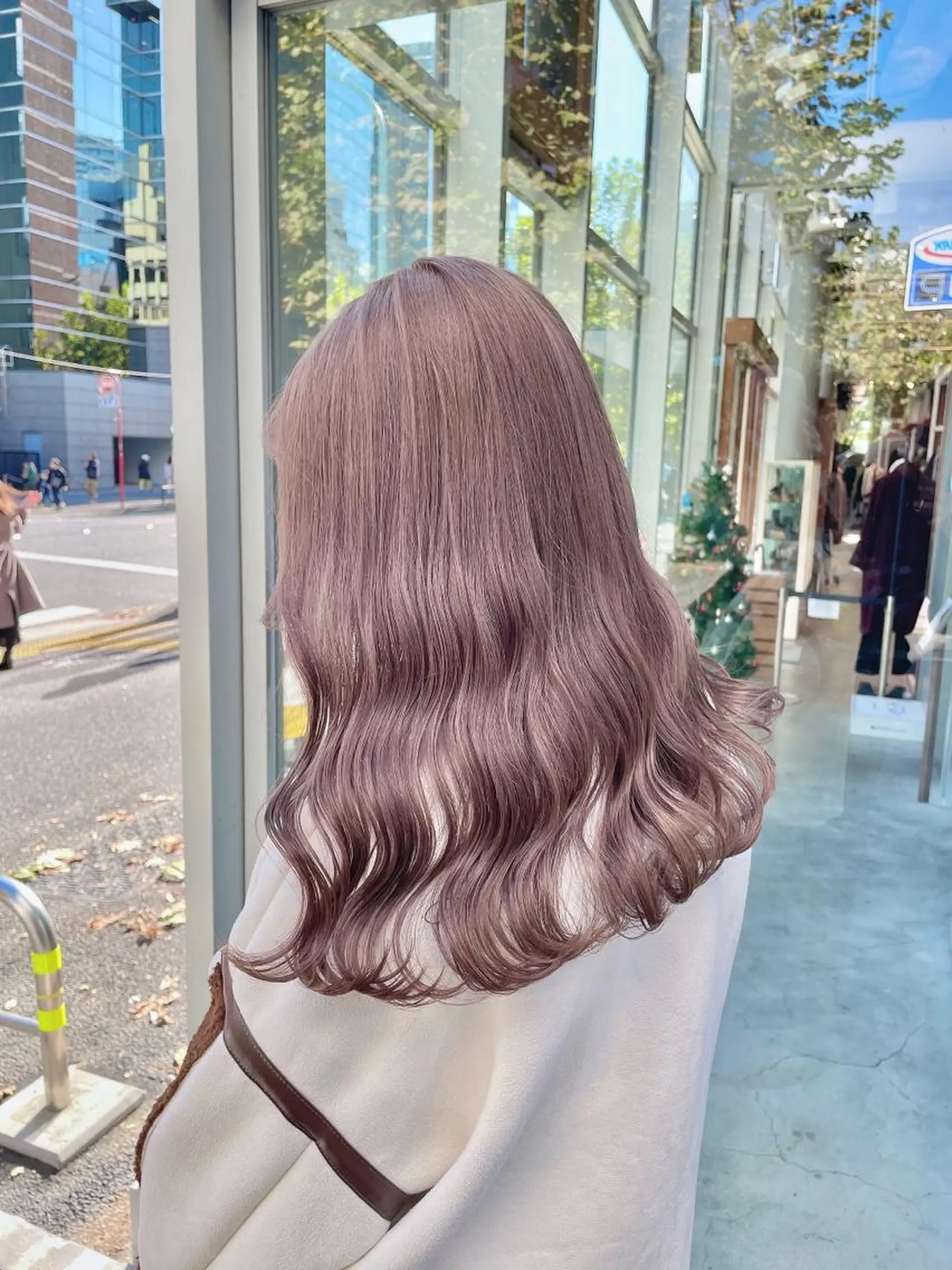カラー ブラウンカラー ヘアカラー トリートメント ミルクティーカラー イイサカシュンスケのヘアスタイル
