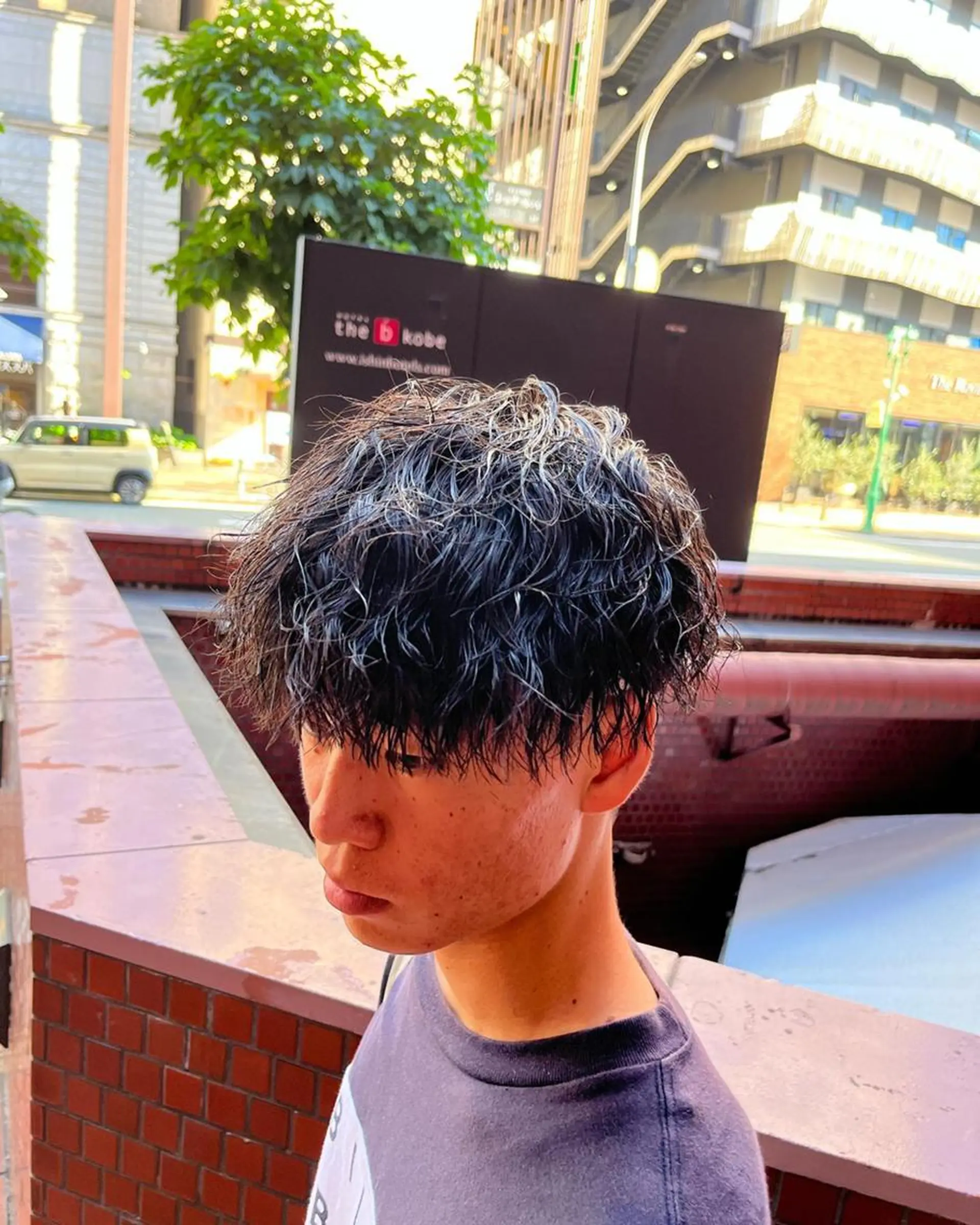 パーマ メンズ センターパート メンズ韓国風 マッシュ メンズパーマ メンズツイストパーマ 三ノ宮フェザーパーマ 蕃本 啓利のヘアスタイル