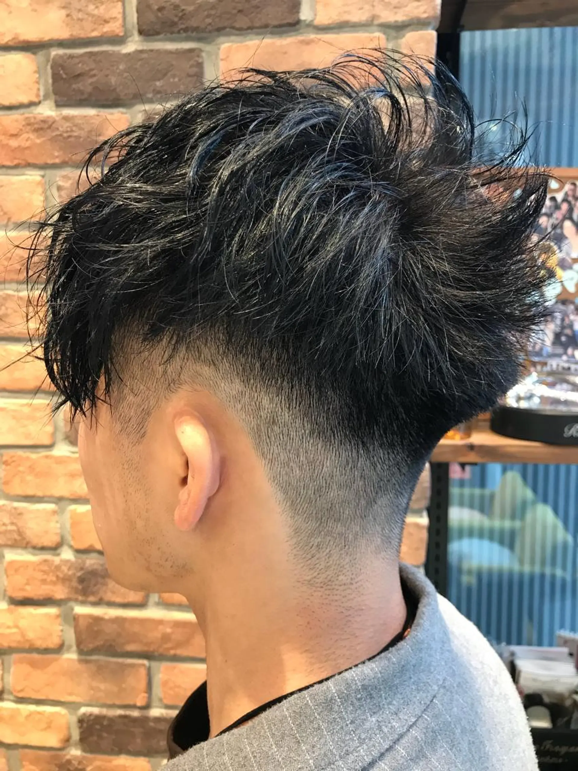 ショート カラー パーマ メンズ フェードカット 刈り上げ 黒髪 ブルーカラー ブルーブラック カット パーマ Vir by browのヘアスタイル