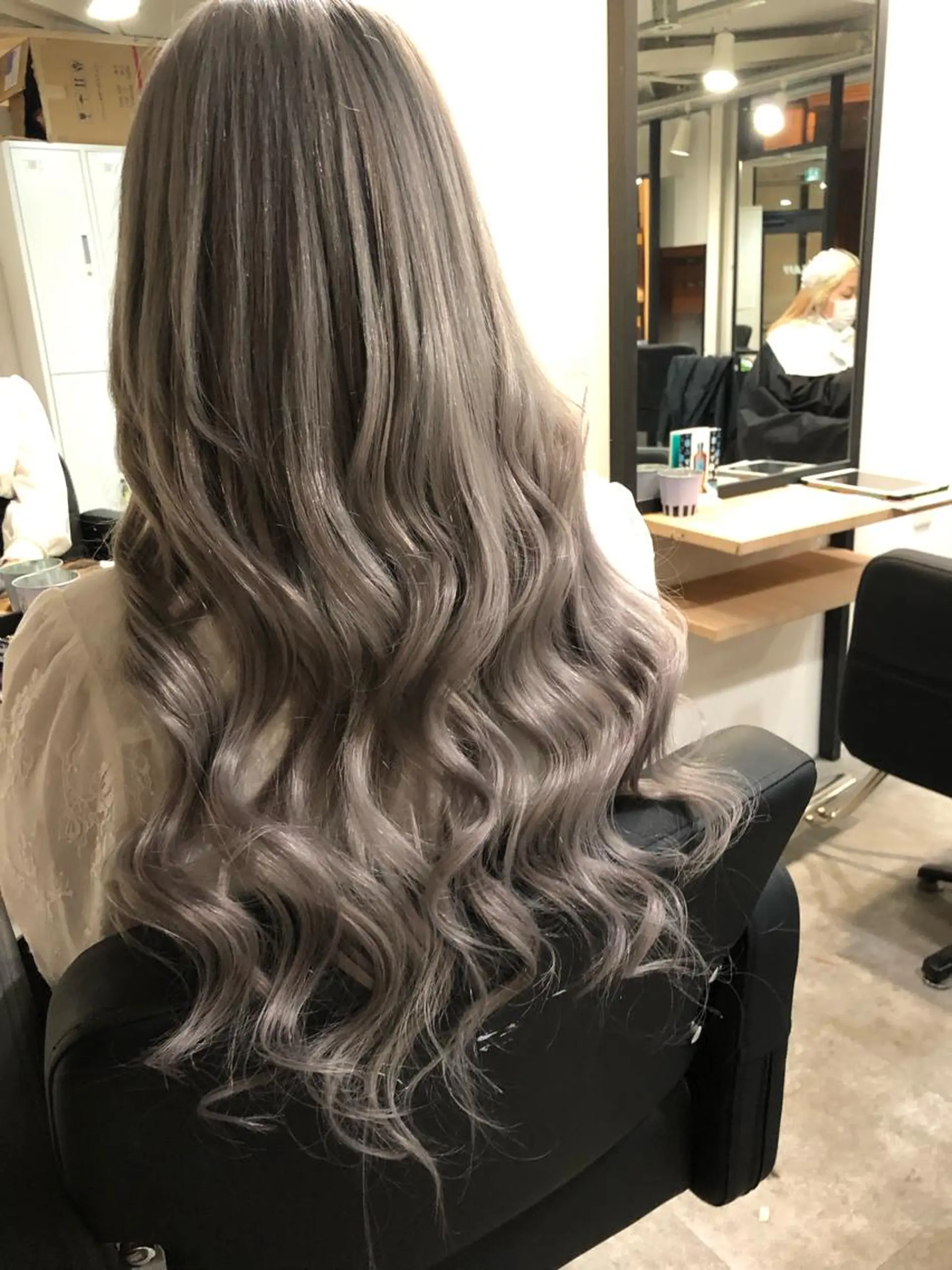 ロング カラー ヘアアレンジ シールエクステ ハイトーンカラー シルバー エクステ ロング カット ヘアカラー トリートメント エクステ ヘアセット づまさん カラーエクステ難波のヘアスタイル