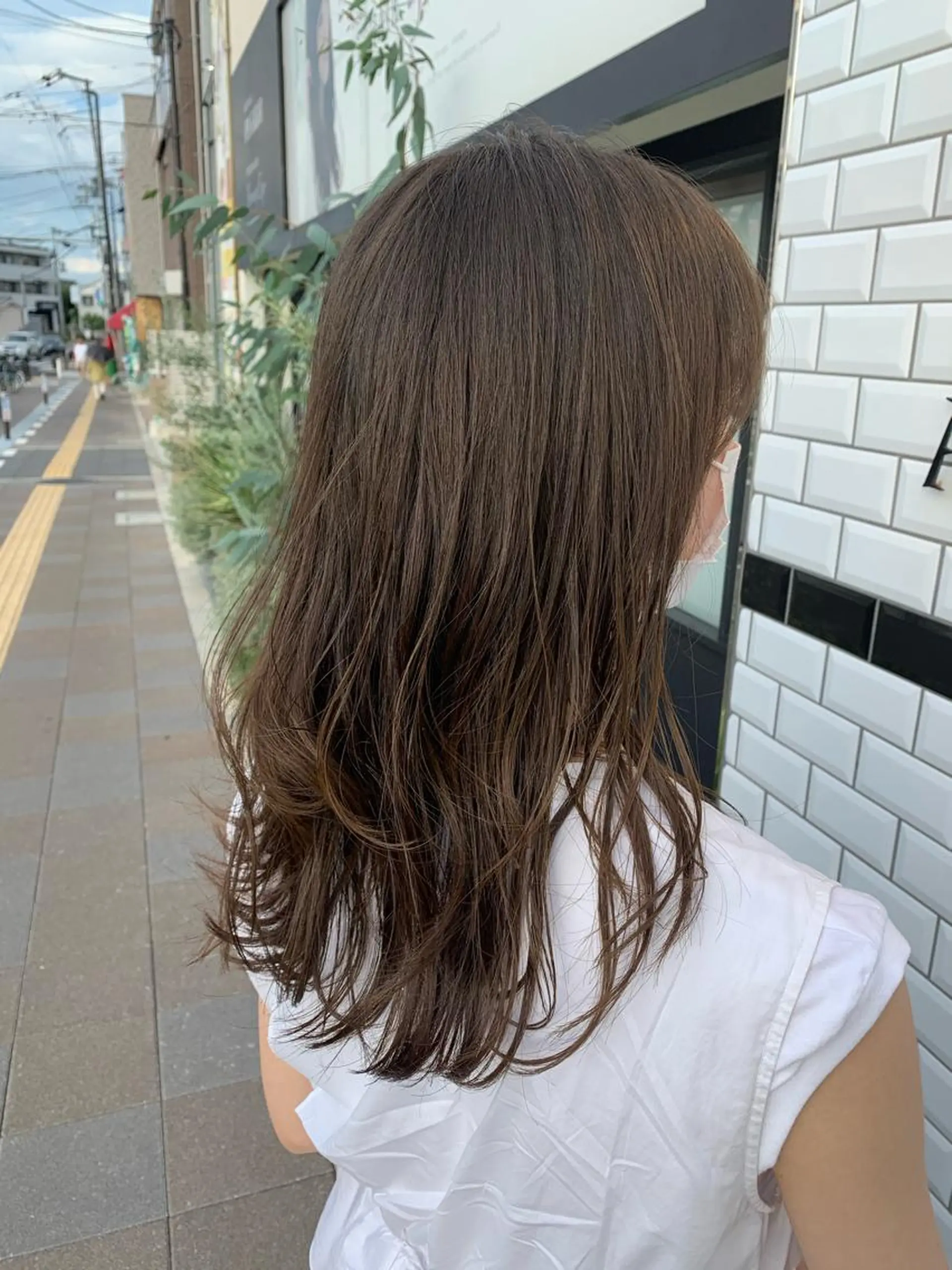 セミロング カラー ベージュカラー オリーブベージュ レイヤーカット カット ヘアカラー 喜友名 泉樹のヘアスタイル
