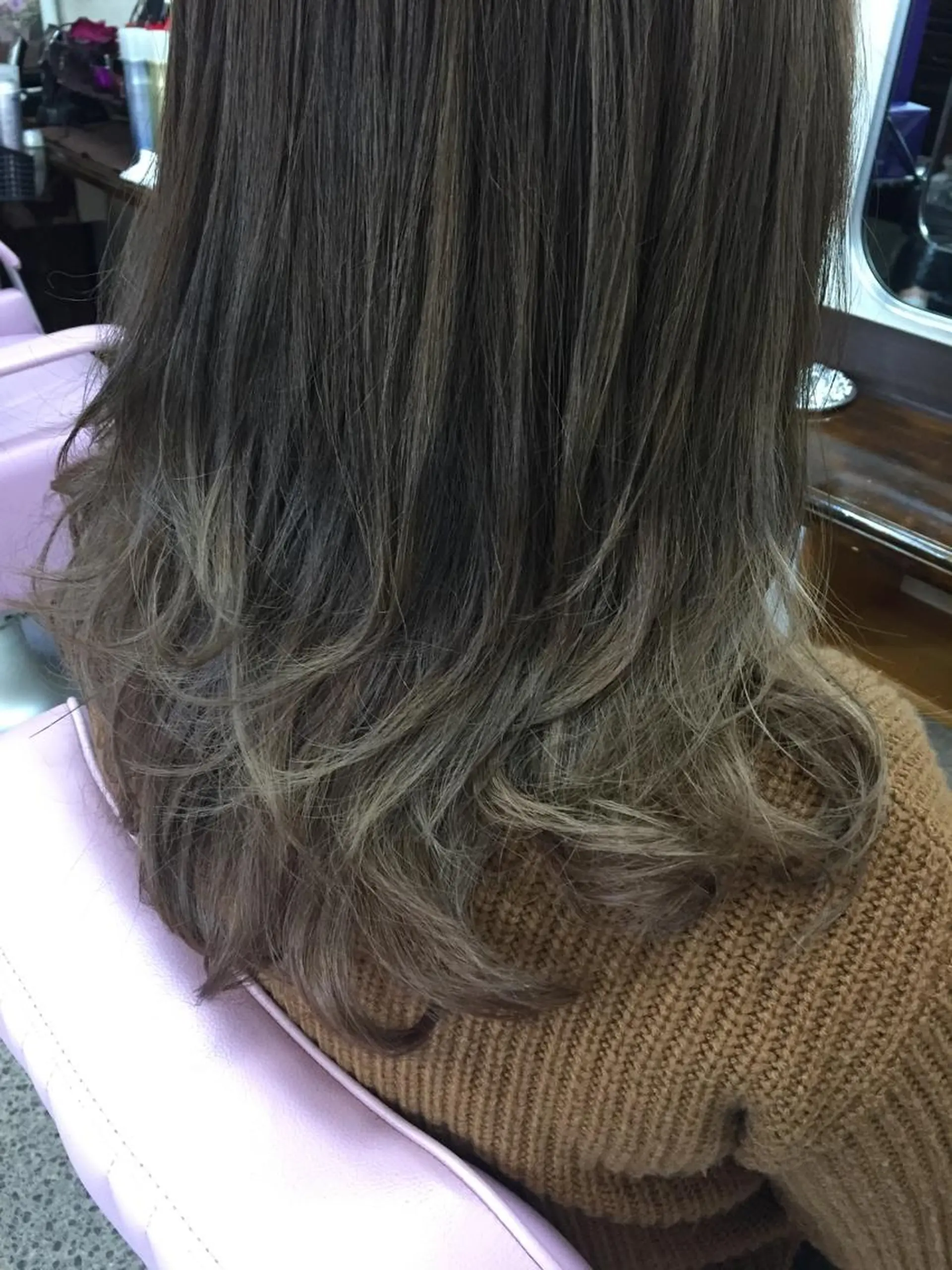 セミロング カラー グラデーションカラー ハイトーンカラー インナーカラー ピンクカラー ヘアースタジオB7所属・三木 あやなのヘアスタイル