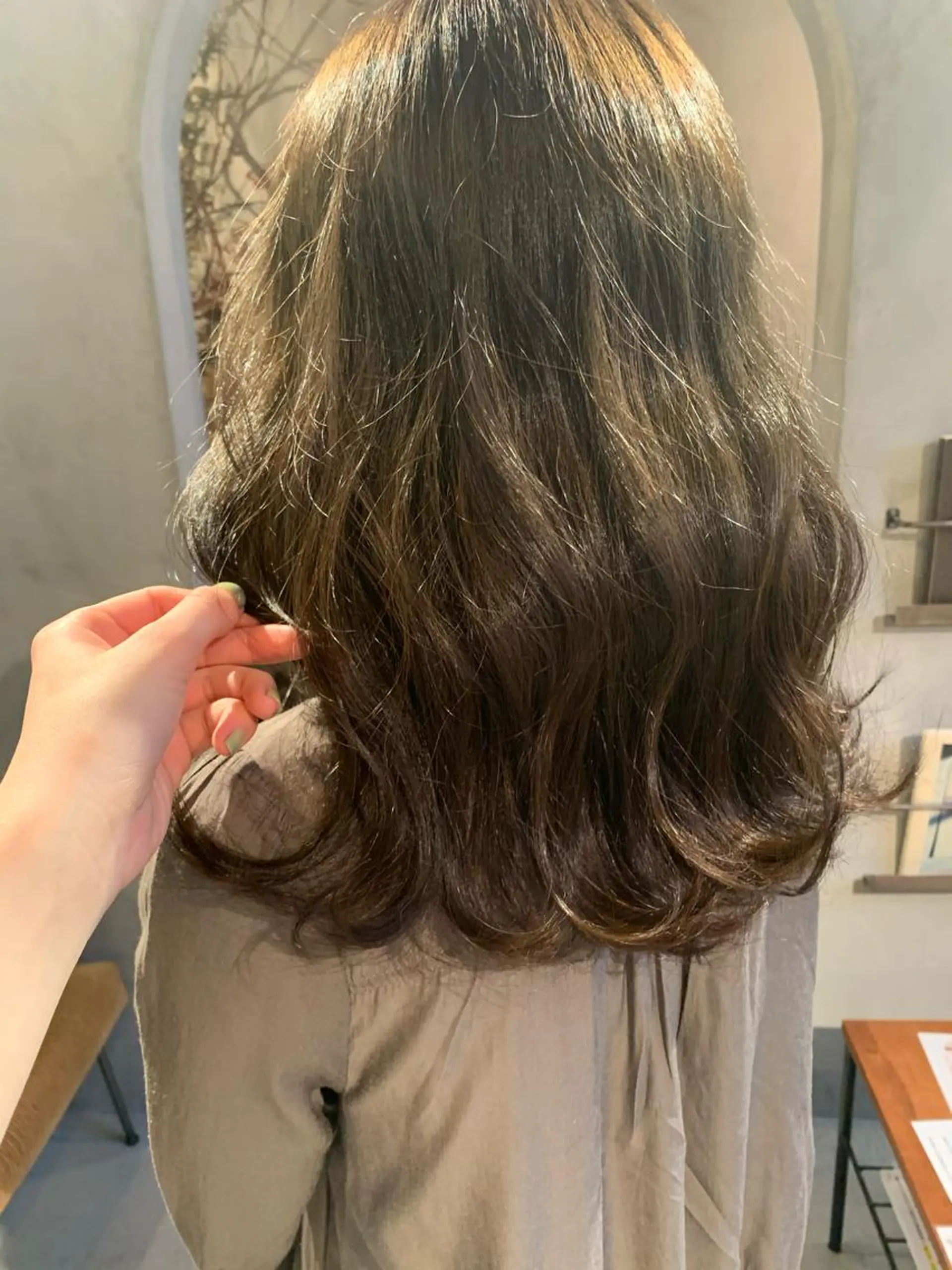 セミロング カラー ベージュカラー オリーブベージュ オレンジ レイヤー/韓国ヘア 杉浦結梨のヘアスタイル