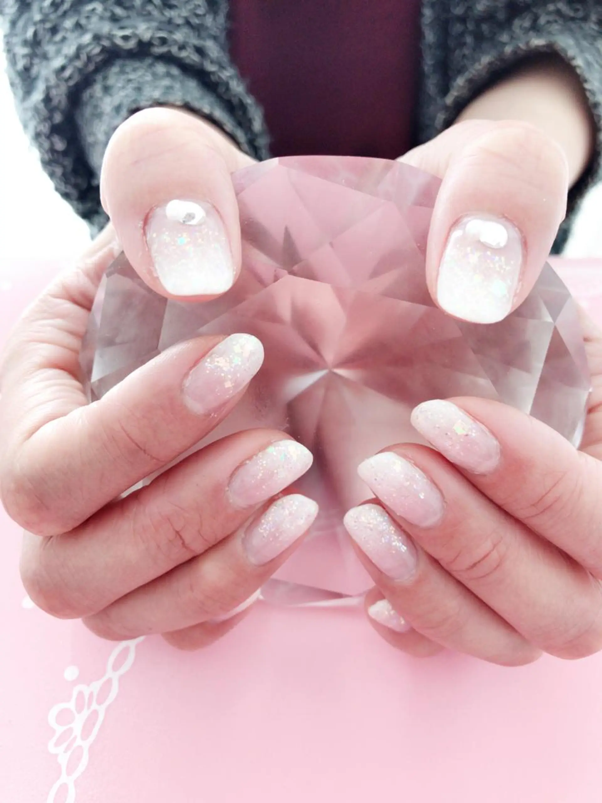 ネイル グラデーション ラメ(グリッター) ラメグラデーション ストーンネイル ホワイト ハンドネイル エース ネイルのネイルデザイン