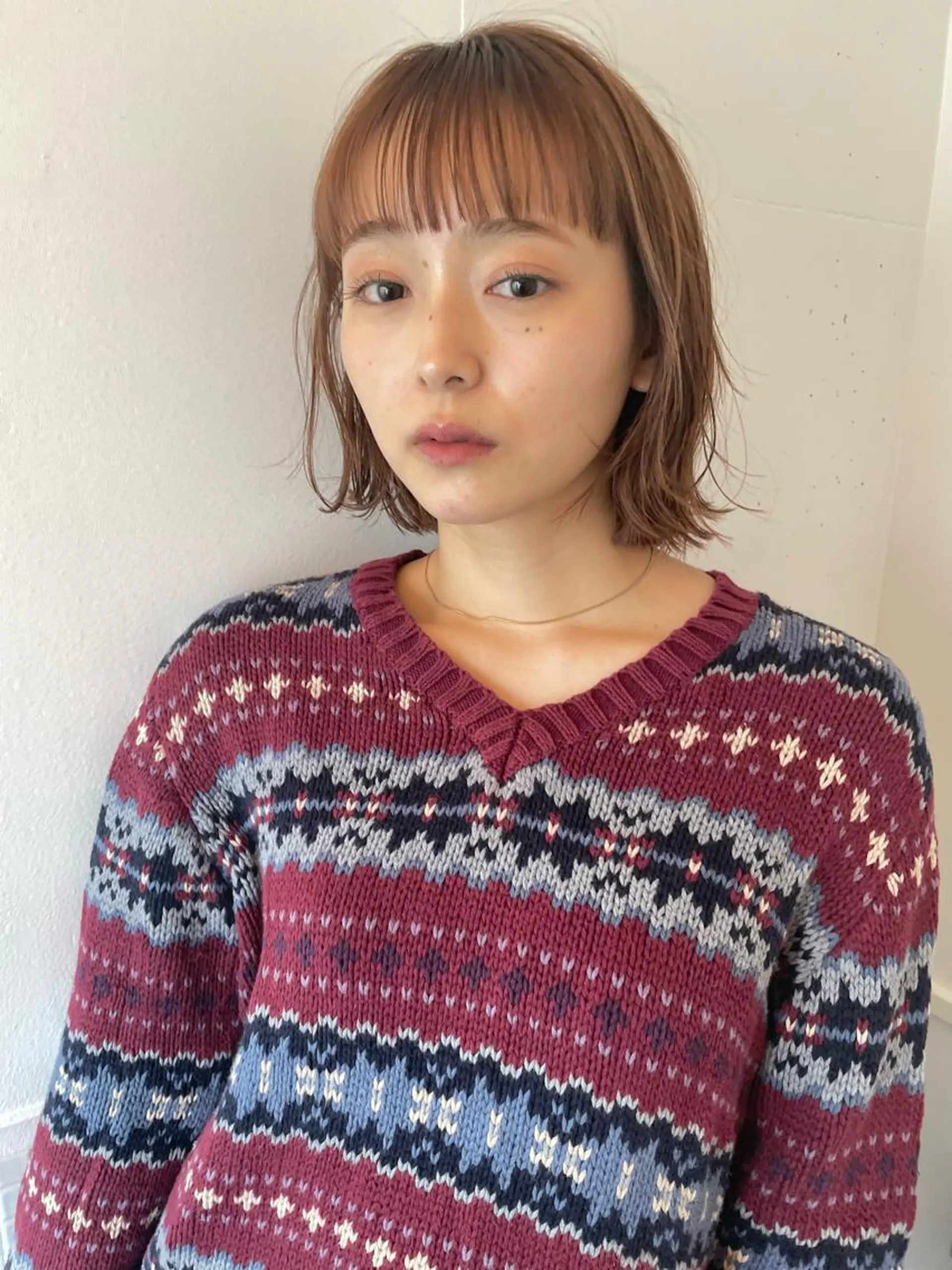 ミディアム カラー ベージュカラー ブリーチ ダブルカラー ブリーチなしカラー レイヤーカット カット ヘアカラー ブリーチなしで透け感 暖色カラーボブaoiのヘアスタイル