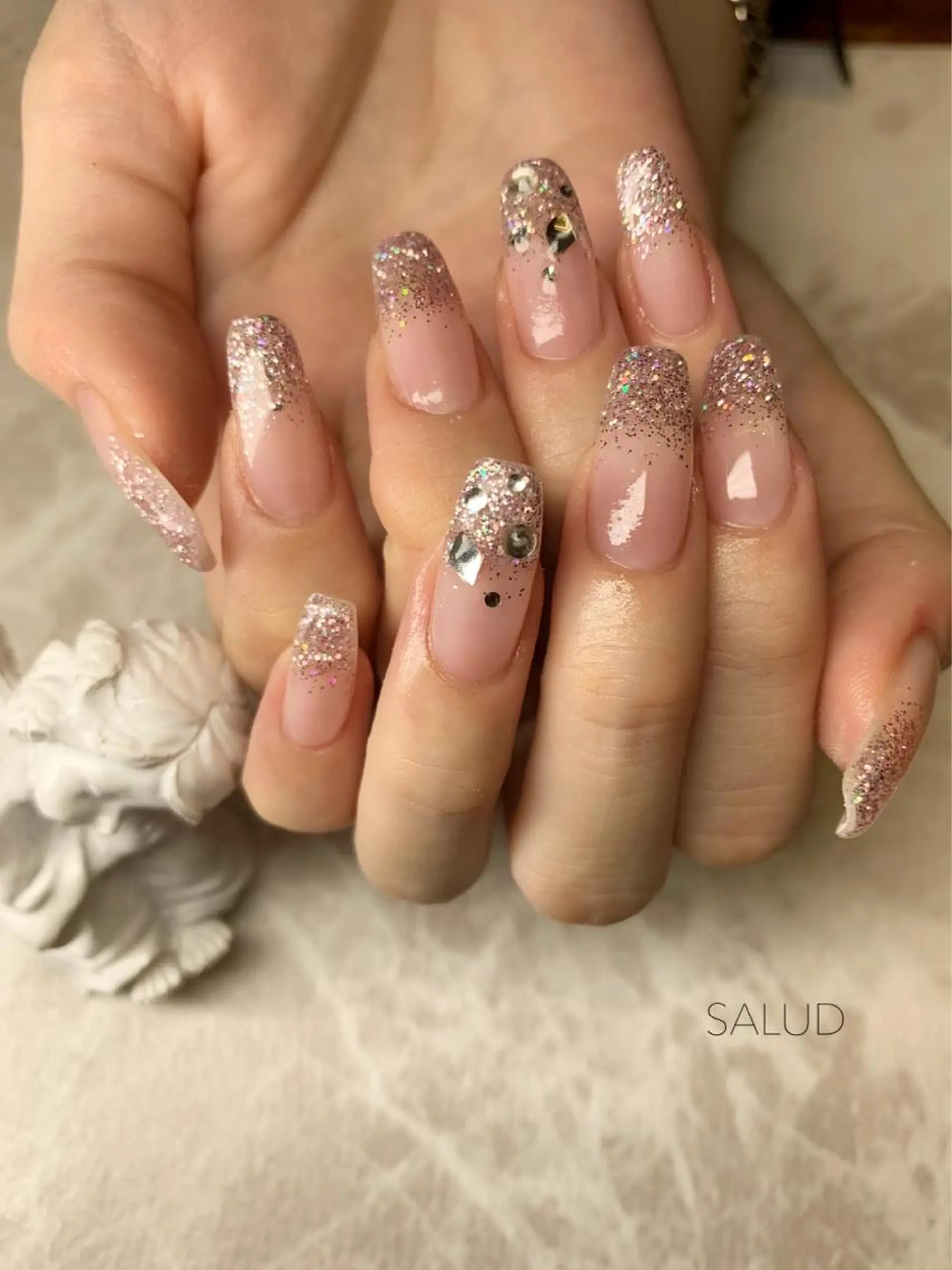 ネイル ストーンネイル ハンドネイル Nail Salon SALUDのネイルデザイン
