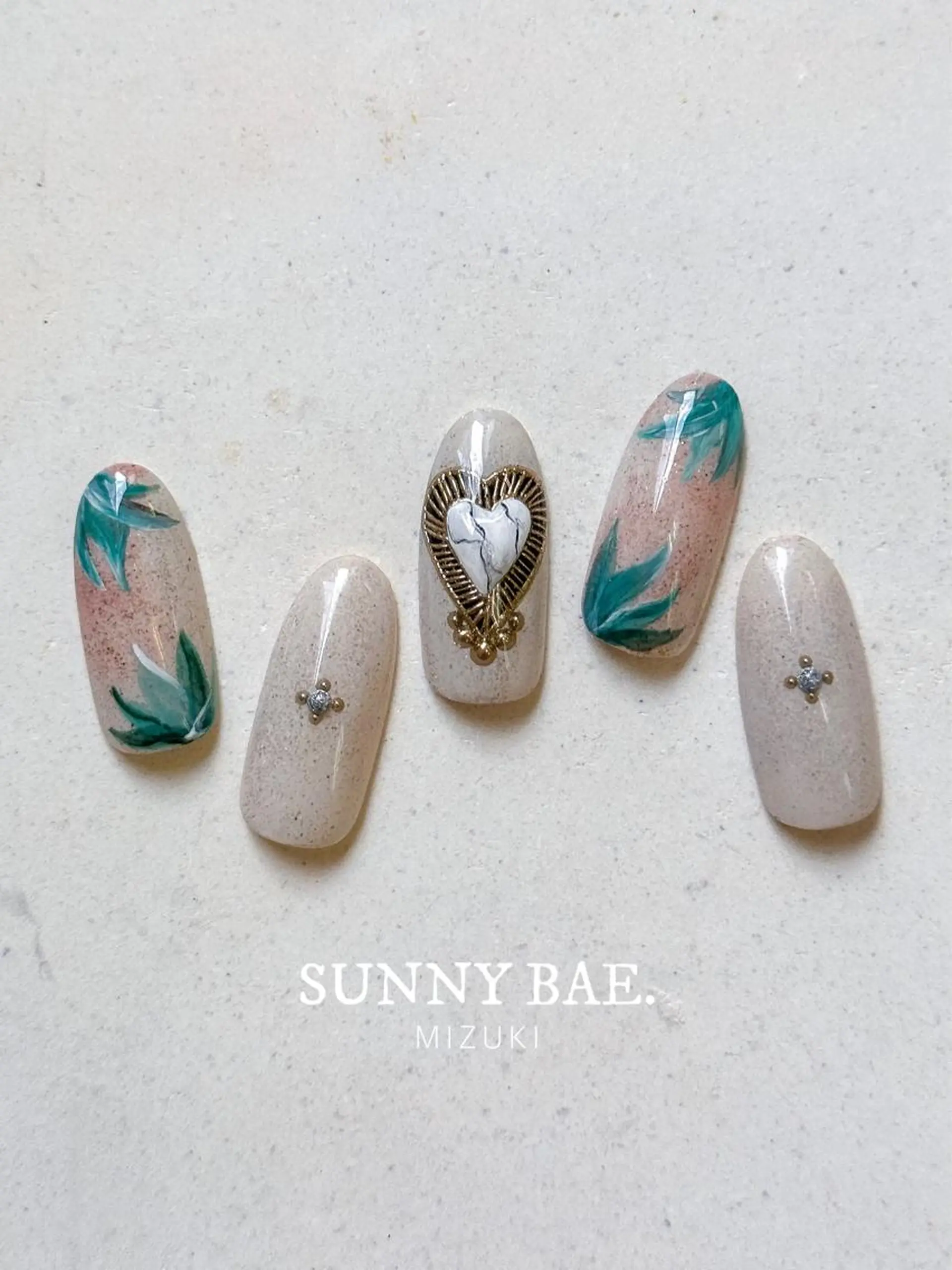 ネイル アートネイル ハート ミラーネイル 夏ネイル ハンドネイル SUNNY BAE. 🌼MIZUKIのネイルデザイン