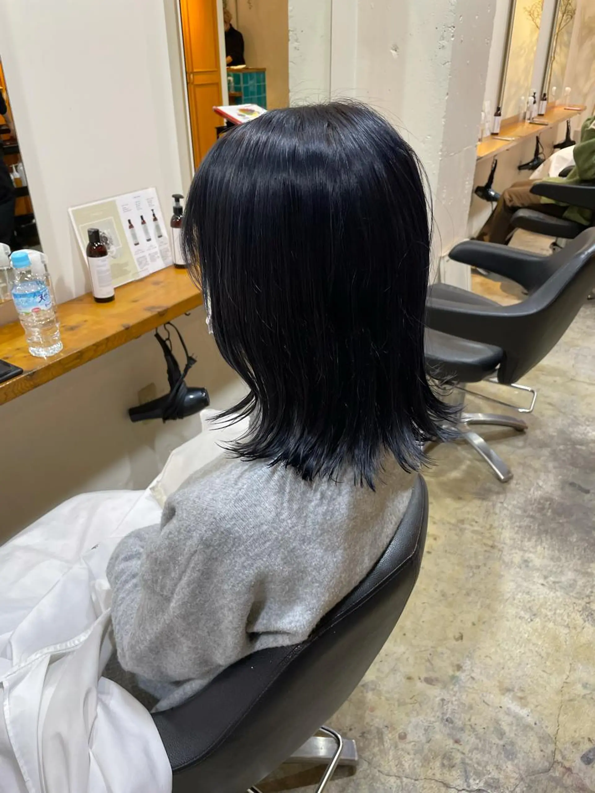 ミディアム カラー ブリーチ ブルーカラー ネイビーカラー カット ヘアカラー トリートメント MIOベージュカラー 柔らかいカラーのヘアスタイル