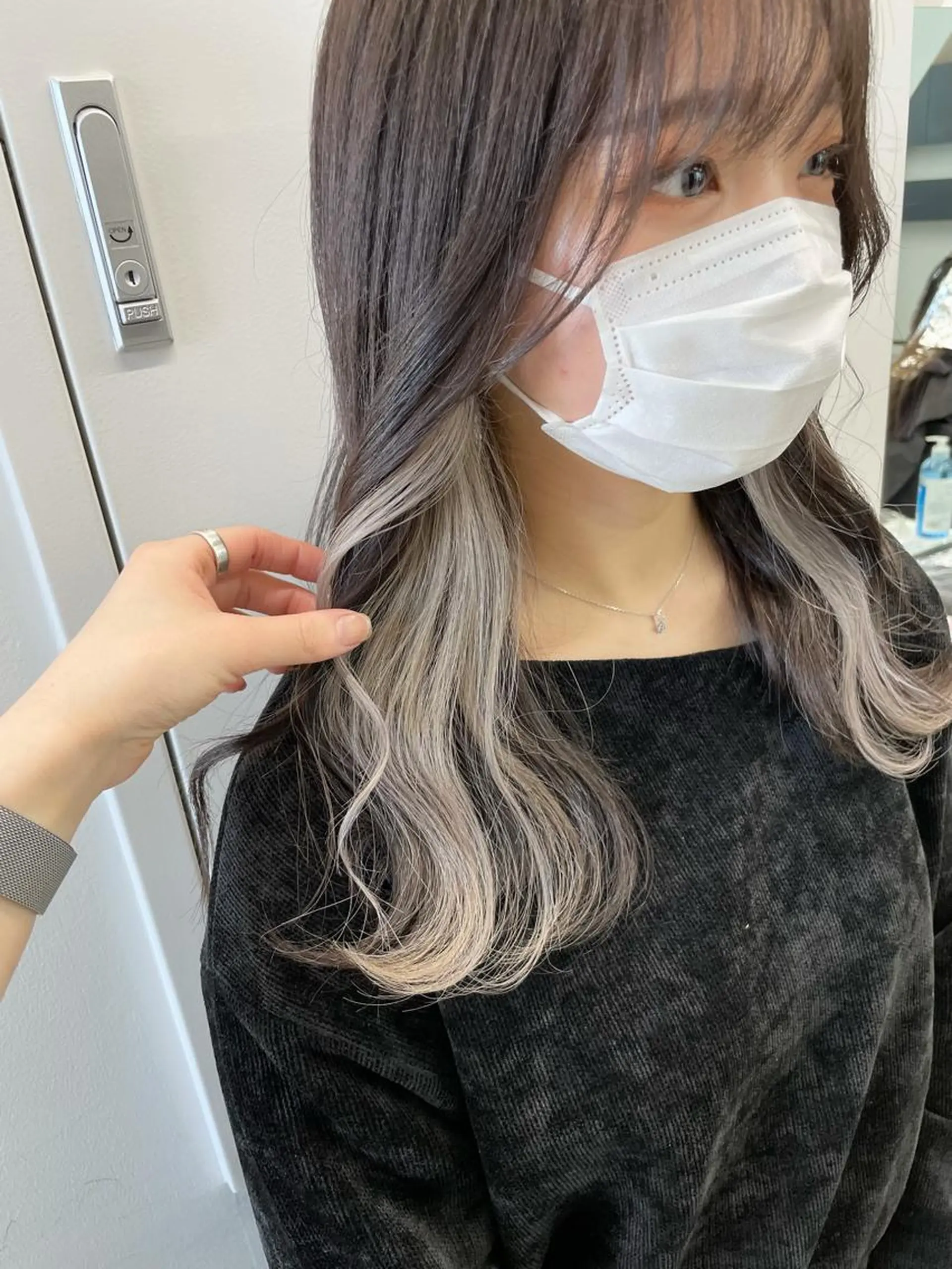 セミロング カラー ヘアアレンジ ブリーチ イヤリングカラー シルバー ホワイトシルバー ヘアカラー トリートメント 🦄インナーカラー 🦄貫井彩花のヘアスタイル