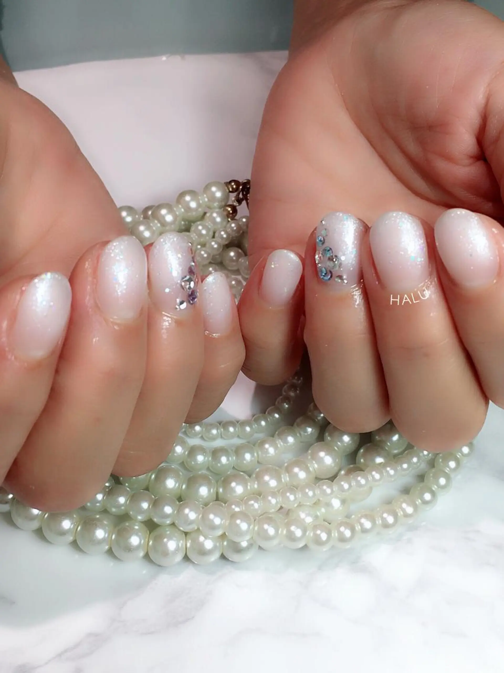 ネイル ブルー グラデーション キラキラネイル ストーンネイル ホワイト HALU ハルのネイルデザイン