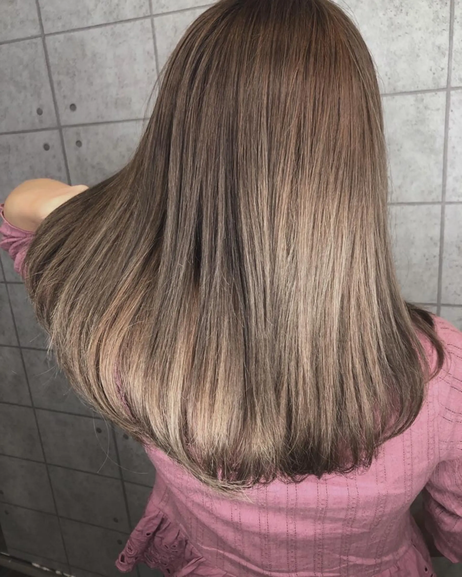 ミディアム カラー グレージュ 西本 夏美のヘアスタイル