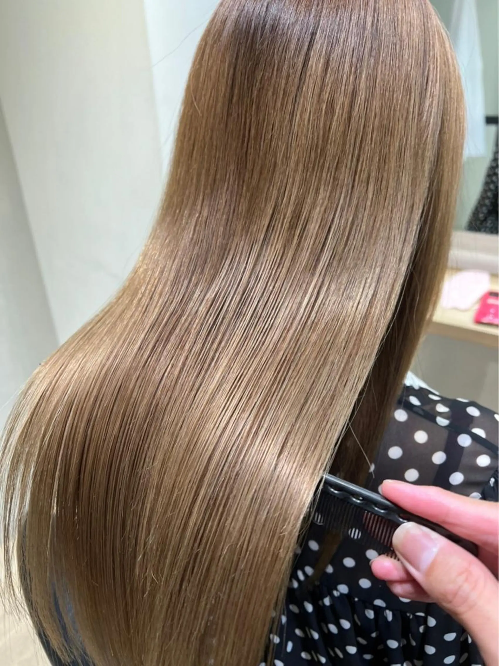 ロング ハイライト レイヤーカット 縮毛矯正 トリートメント 髪質改善カラー× 美髪ストレート前出のヘアスタイル