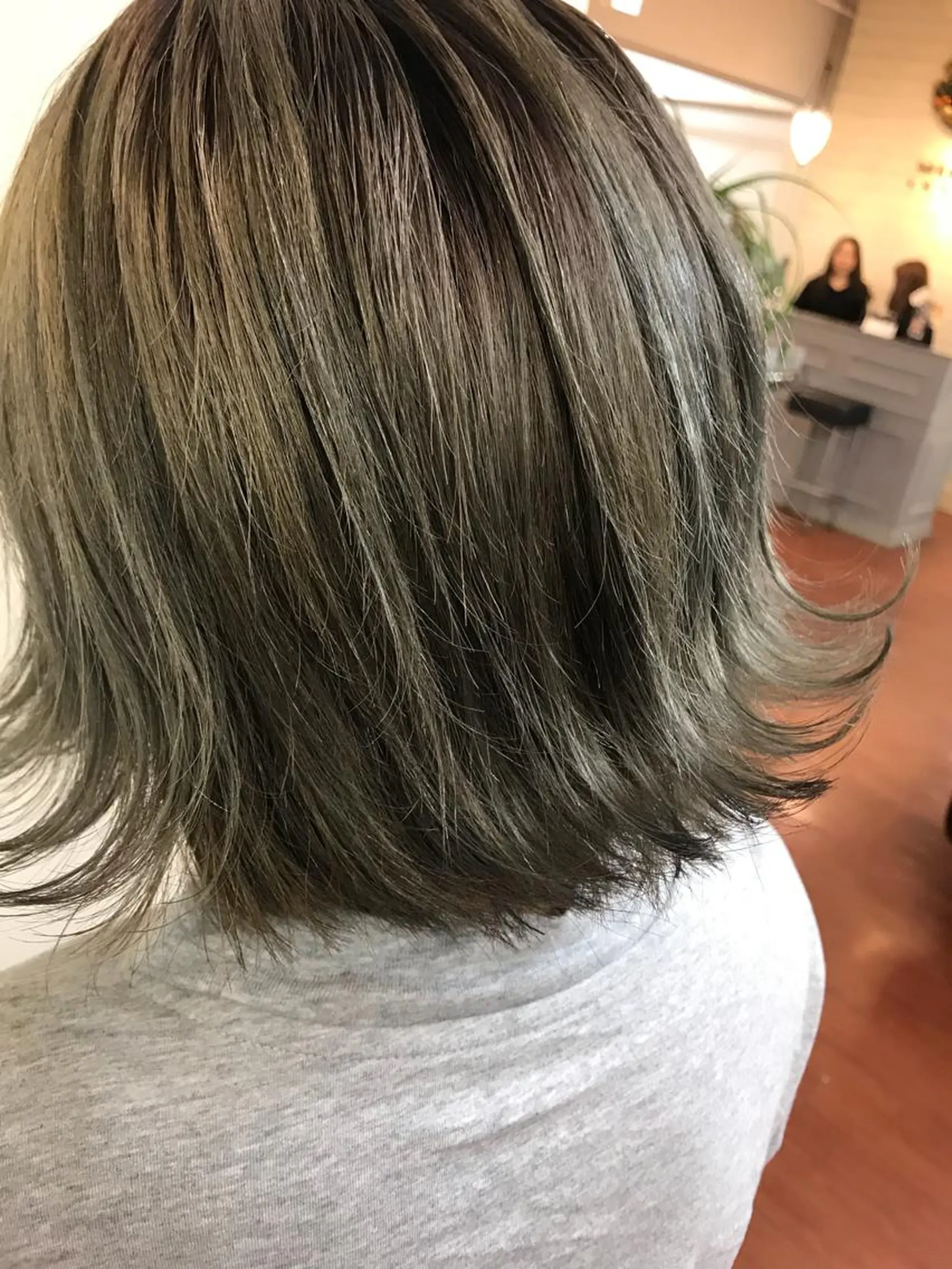 ミディアム ヨシダ トオルのヘアスタイル