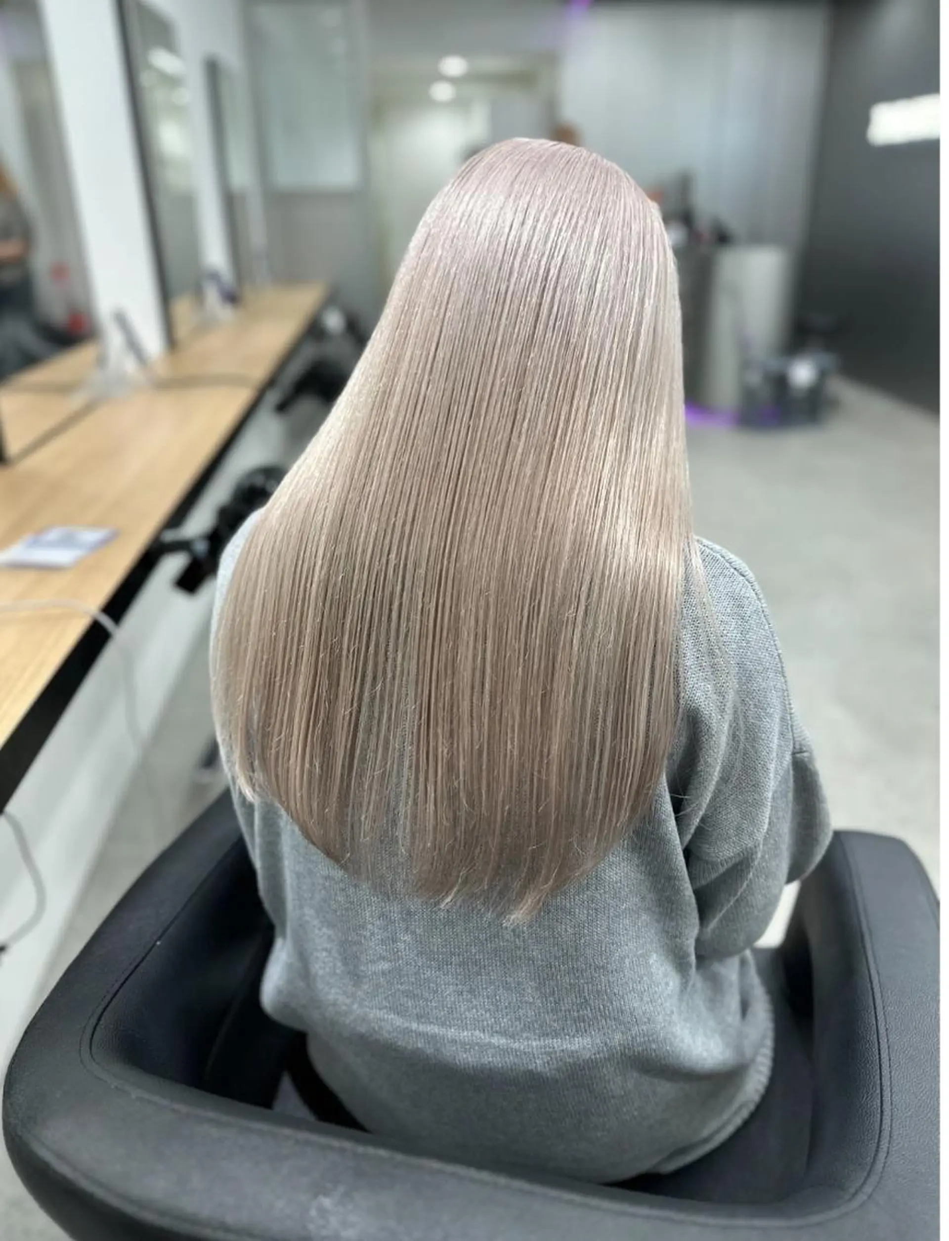 カラー セミロング くすみミルクティー／ ブラウン🪡TOWAのヘアスタイル