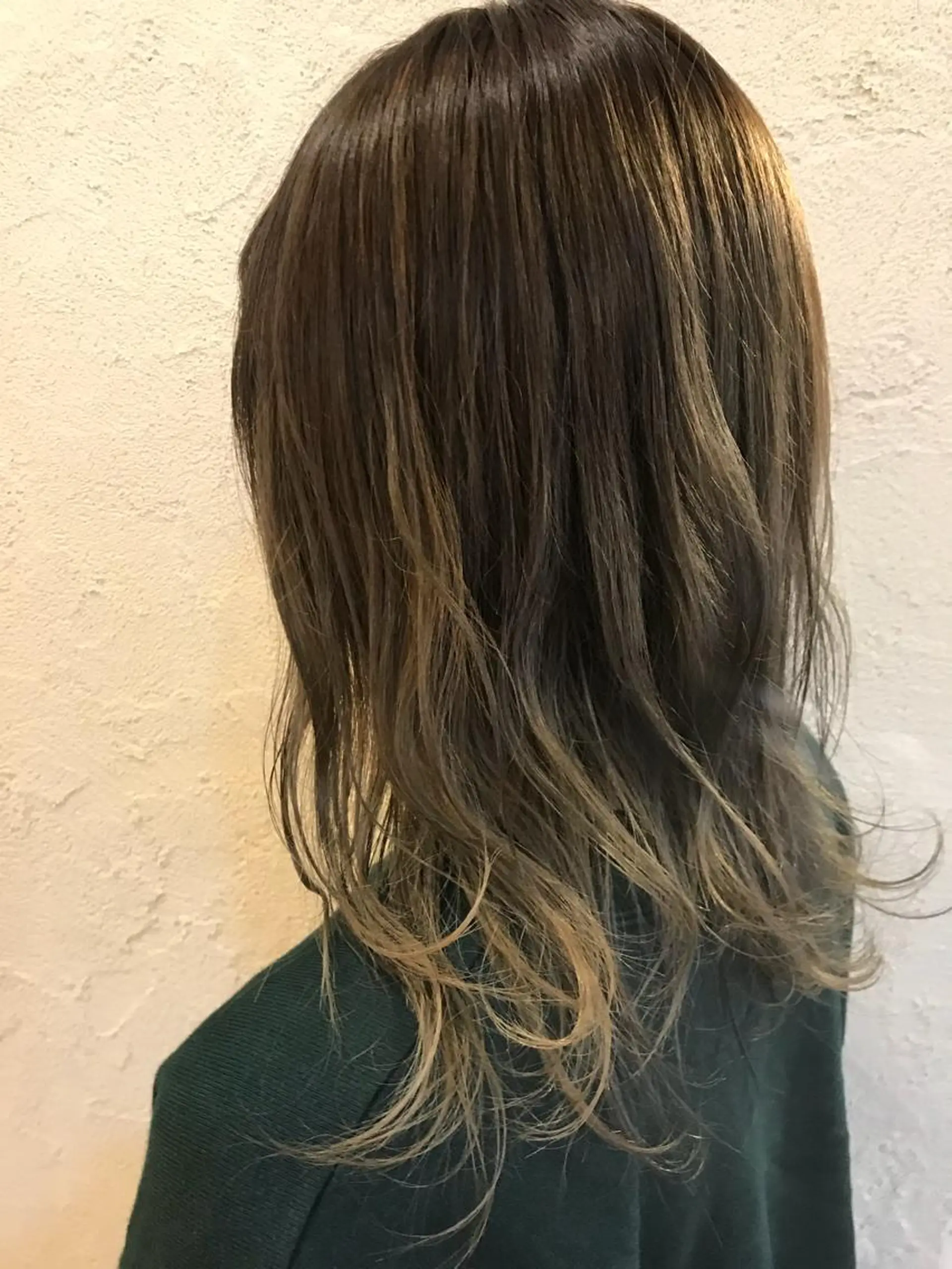 ミディアム カラー アッシュ バレイヤージュ レイヤーカット 艶髪育成サロン 京橋　shinのヘアスタイル