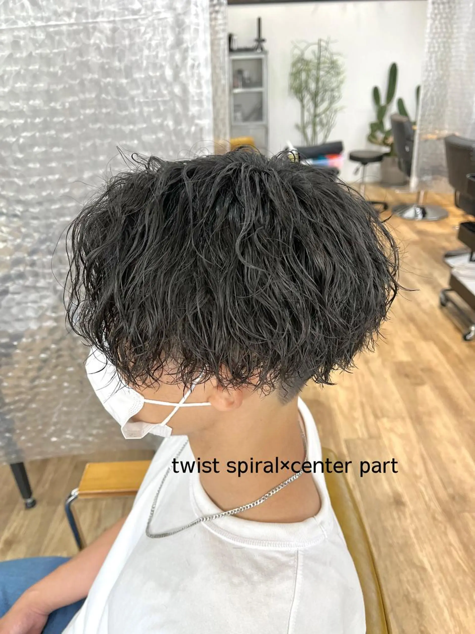 ミディアム パーマ メンズ ミディアムパーマ メンズブリーチ センターパート フェードカット マッシュ カット パーマ メンズカット/パーマ Yoshiのヘアスタイル