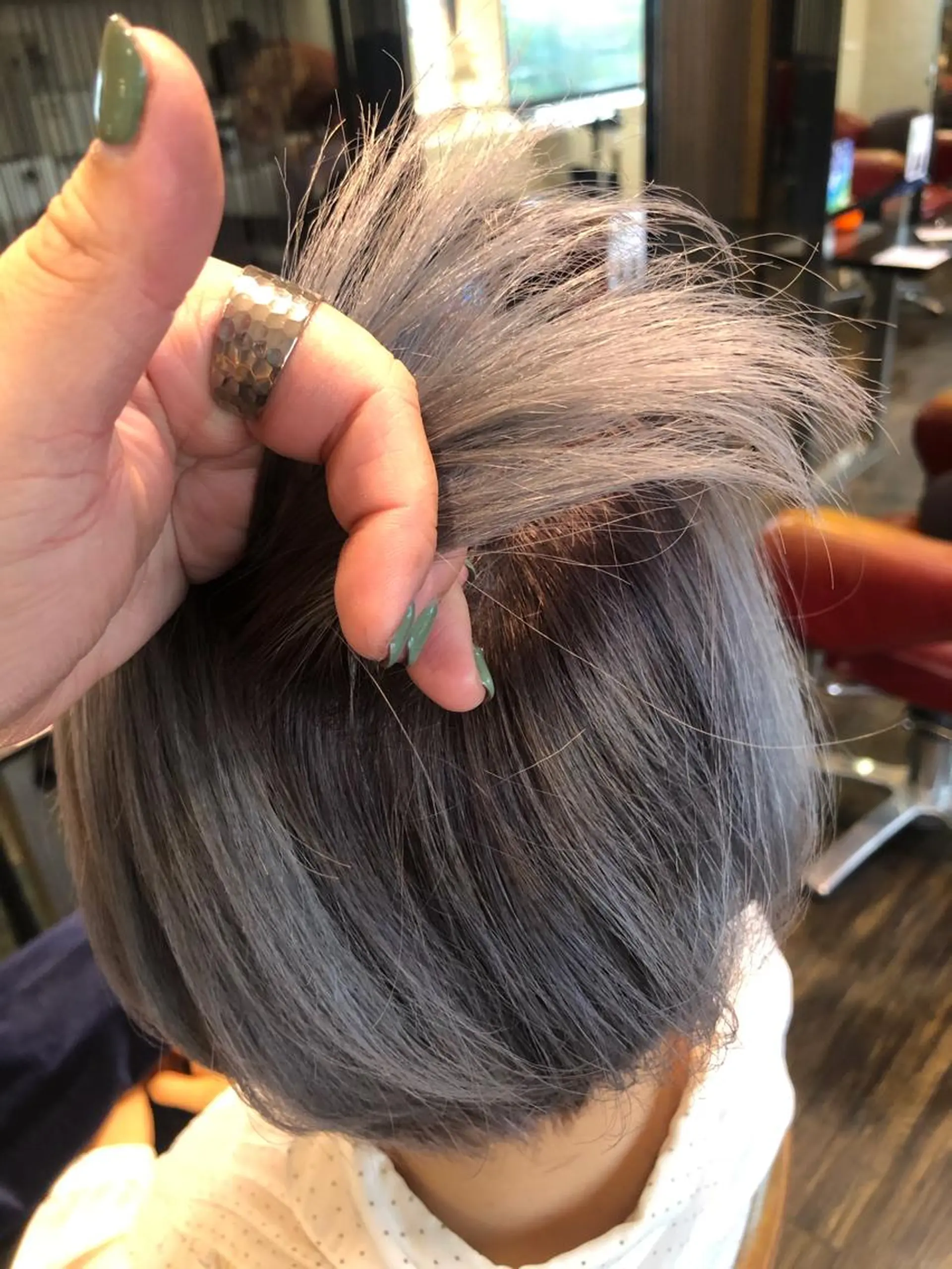 ショート カラー パープルカラー シルバー 西本 夏美のヘアスタイル