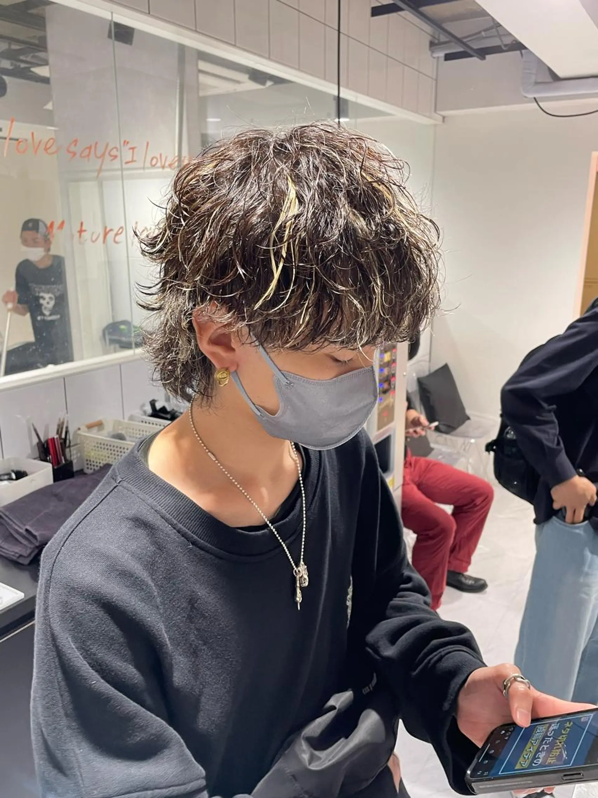 ショート カラー パーマ ヘアアレンジ メンズ センターパート メンズハイライト メンズハイトーン マッシュウルフ マッシュ カット パーマ トリートメント ヘッドスパ ヘアセット スパイキー/フェザー /波巻き/かいとのヘアスタイル