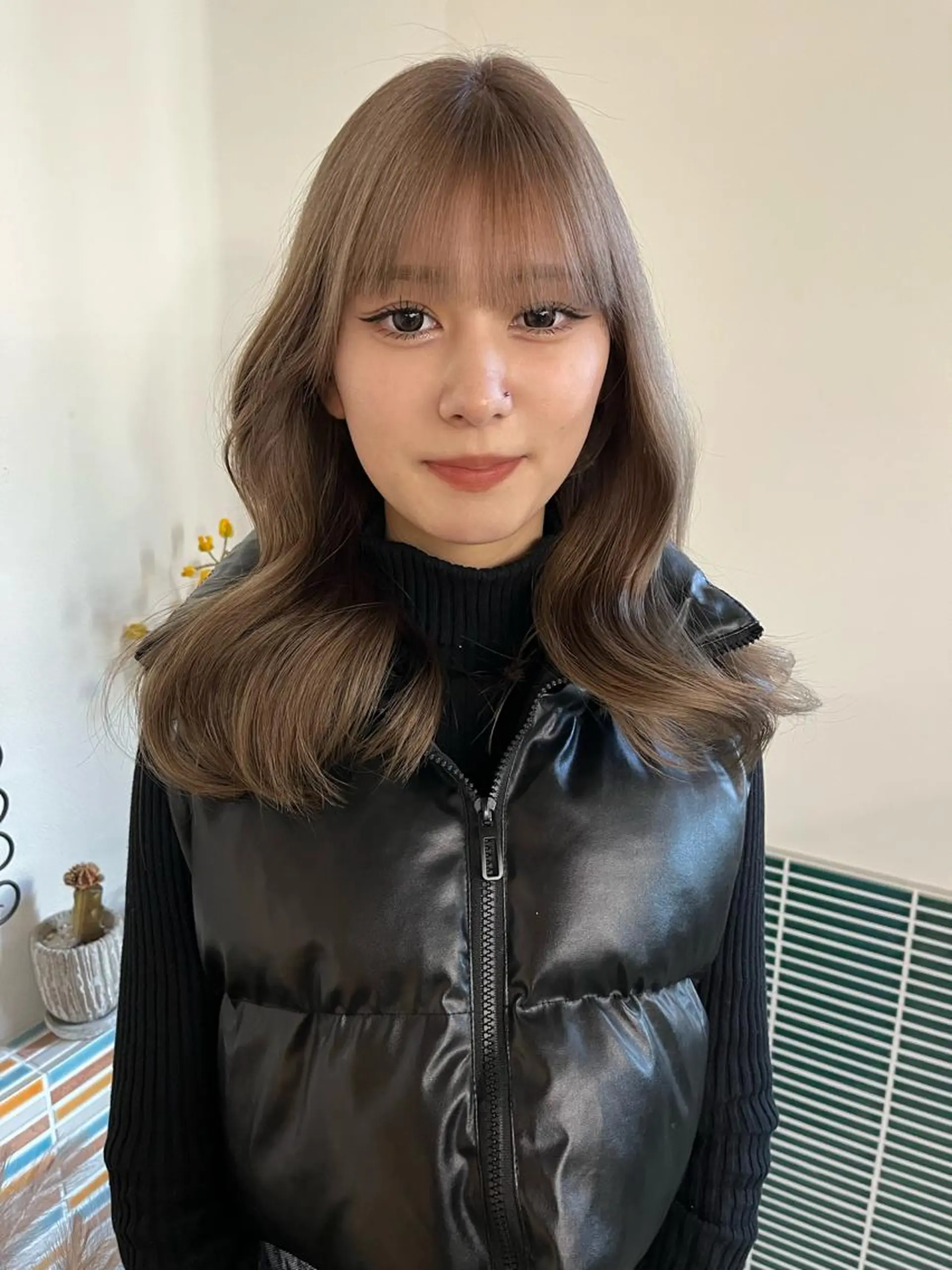 ミディアム カラー ブリーチ グレージュ ヘアカラー トリートメント 🩷ハイトーン透明感 レイヤー🩷ユリカのヘアスタイル