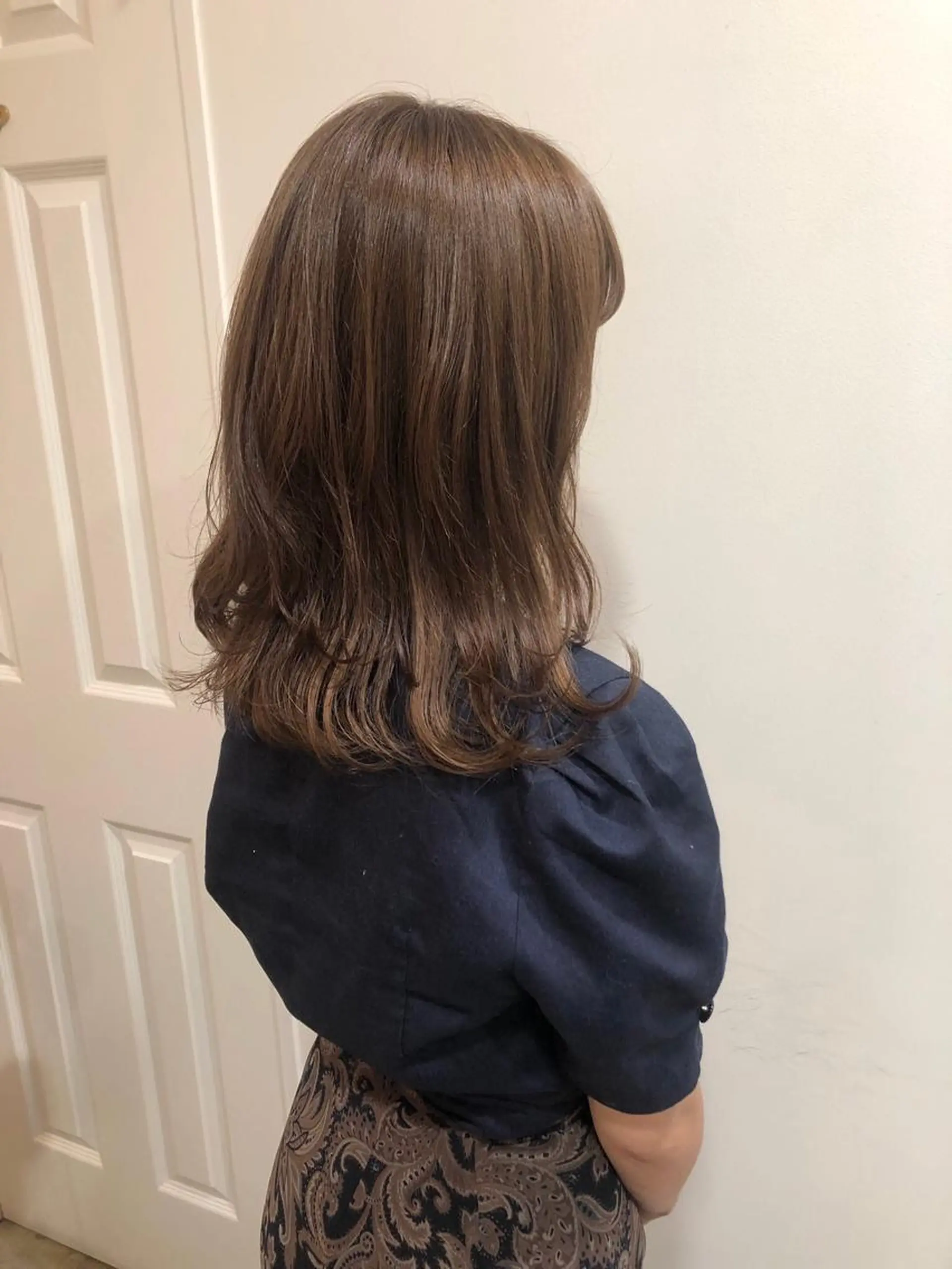 ミディアム カラー カット ヘアカラー トリートメント MIOベージュカラー 柔らかいカラーのヘアスタイル