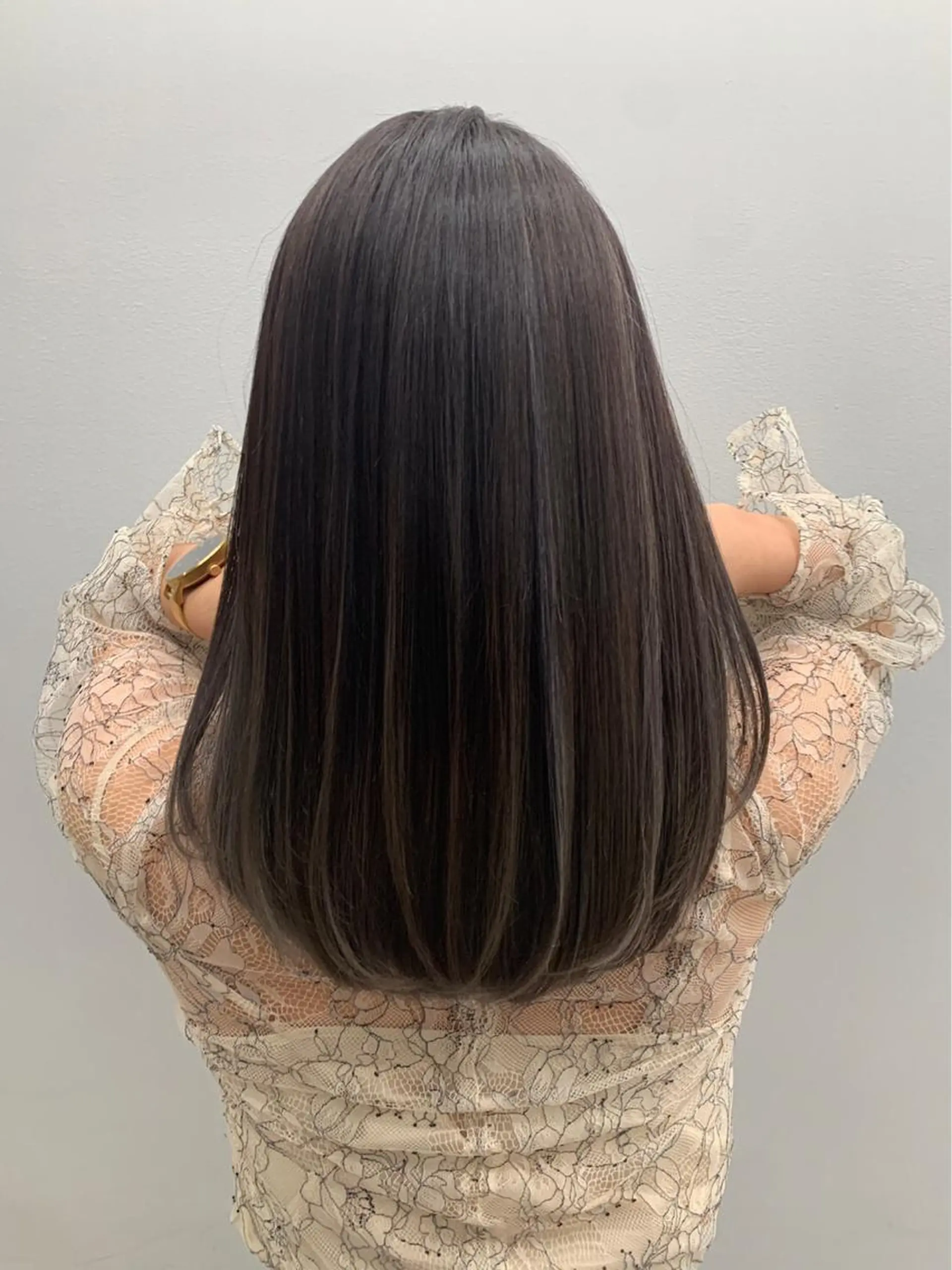 ミディアム カラー バレイヤージュ ハイライトカラー オリーブカラー ハイライト 髪質改善 レイヤーカット 早崎太生のヘアスタイル