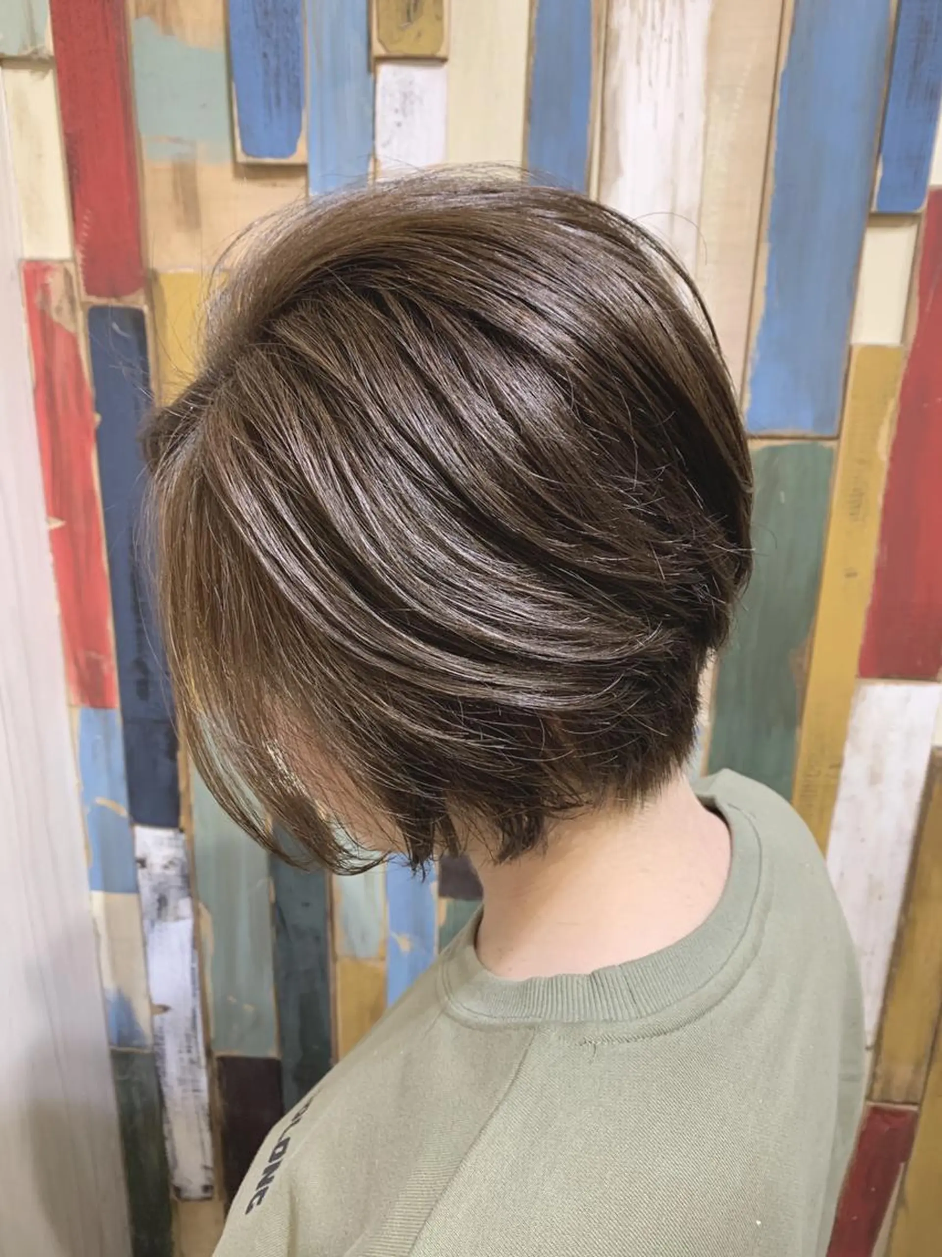 ショート カラー 嶋村夏実🌼レイヤー 🌸白髪ぼかしのヘアスタイル