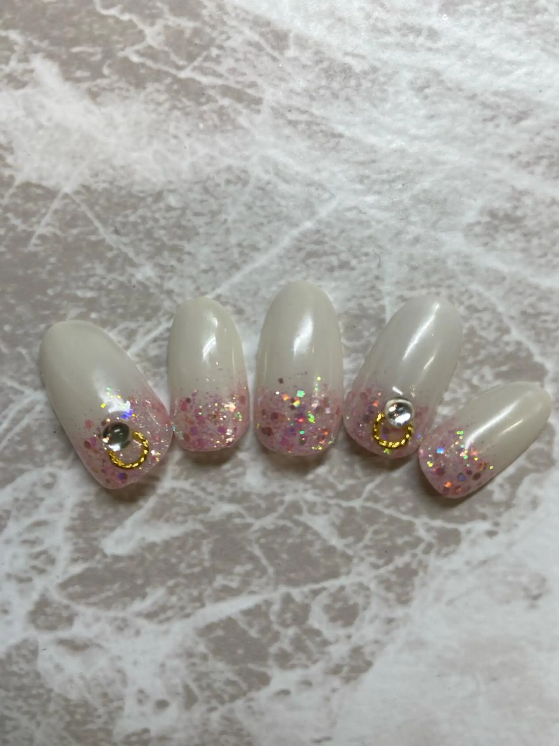 ミディアム ネイル キラキラネイル ピンク ハンドネイル ネイルサロン ステラのネイルデザイン