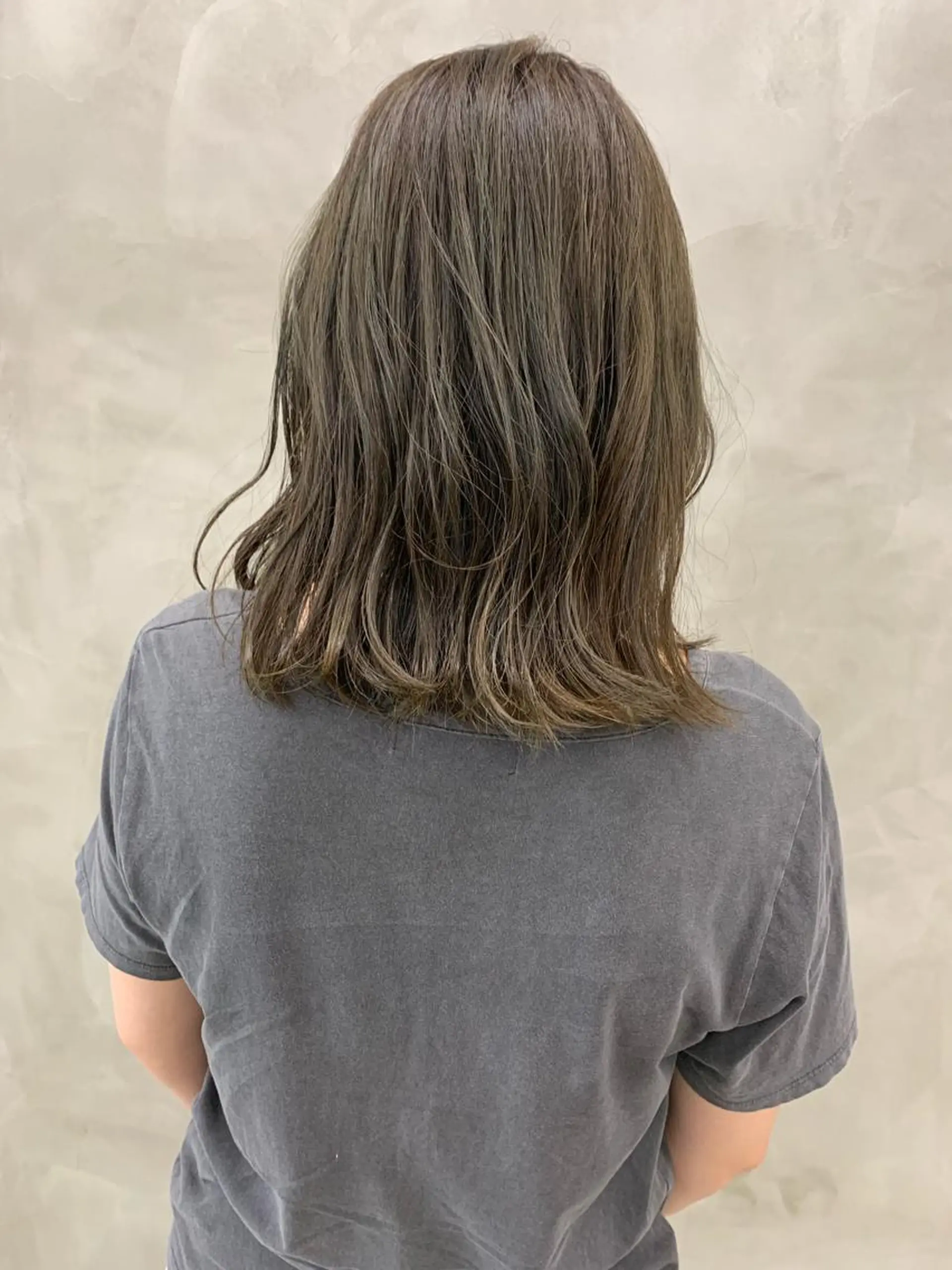 カラー ブリーチ グレージュ ブリーチなしカラー オリーブグレージュ オリーブグレー SEED&beauty byFLAT所属・ヘッドスパ (女性限定)🍋モエのヘアスタイル