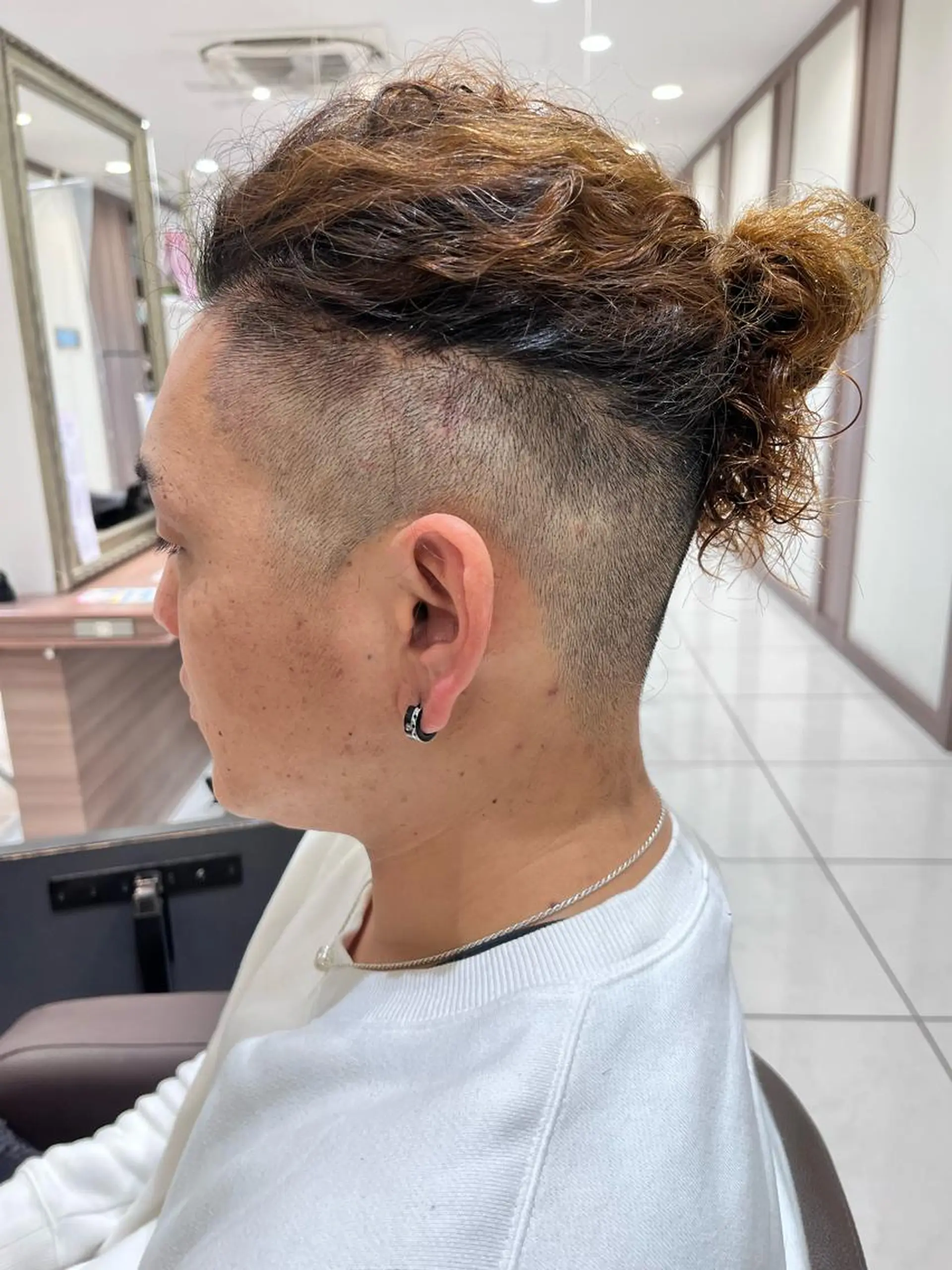 ミディアム パーマ メンズ ミディアムパーマ マンバンヘア メンズパーマ プードルパーマ プードルパーマ ナチュラル暖色カラー 🤎 佐藤栞のヘアスタイル