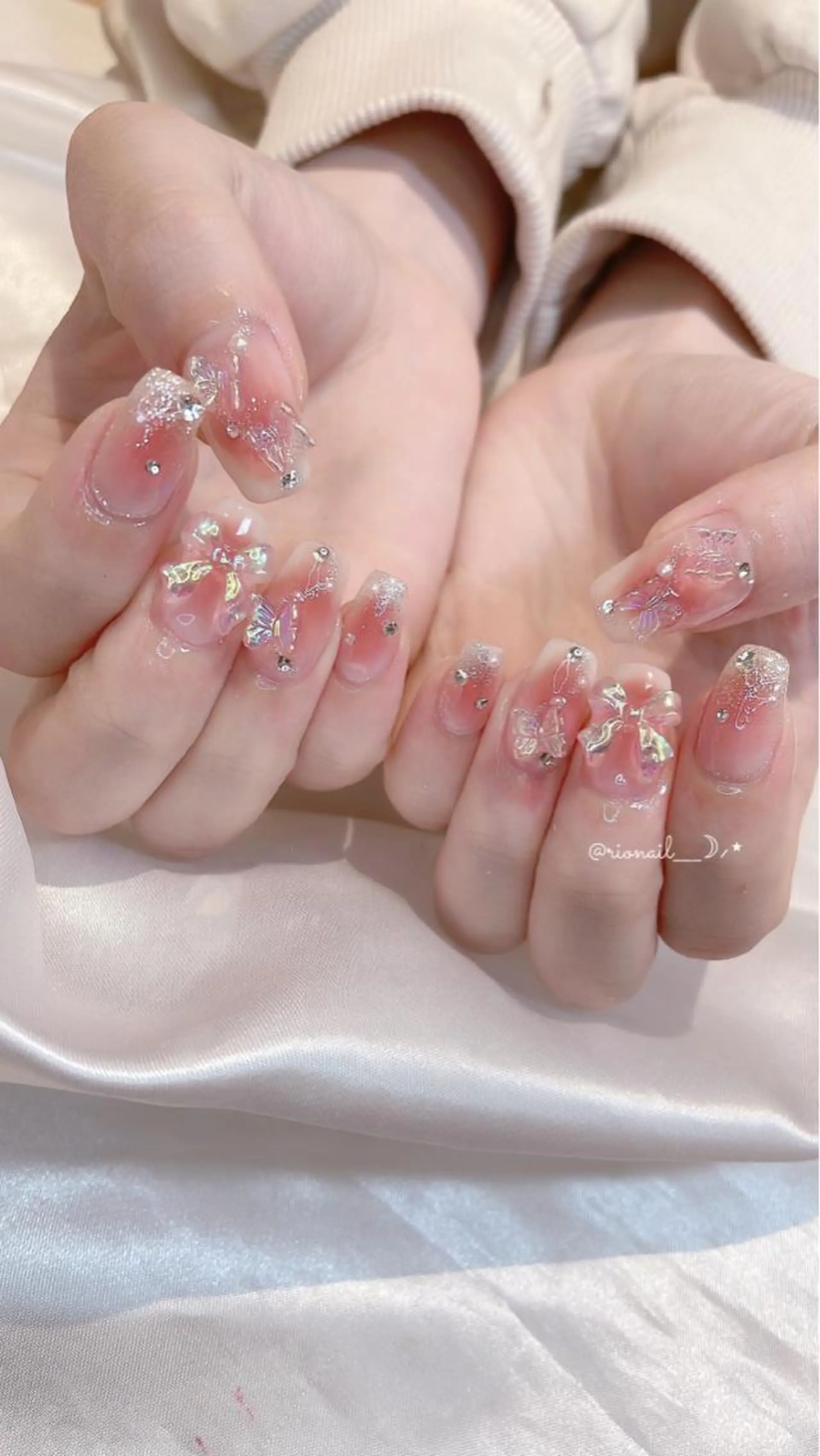 ネイル 𝘙𝘪𝘰𝘯𝘢 ...🕯🤍のネイルデザイン