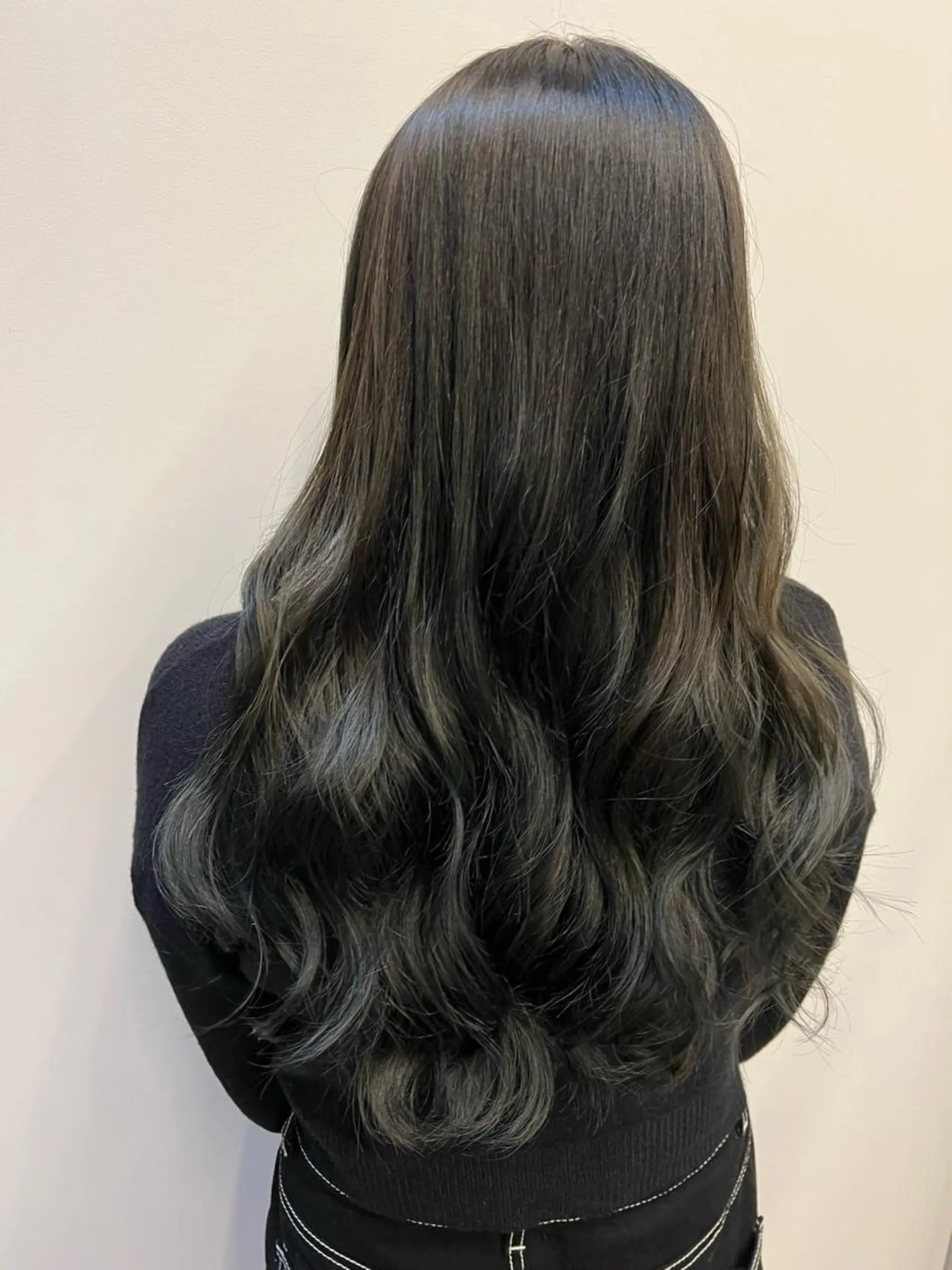 ロング カラー 岸田 莉奈のヘアスタイル