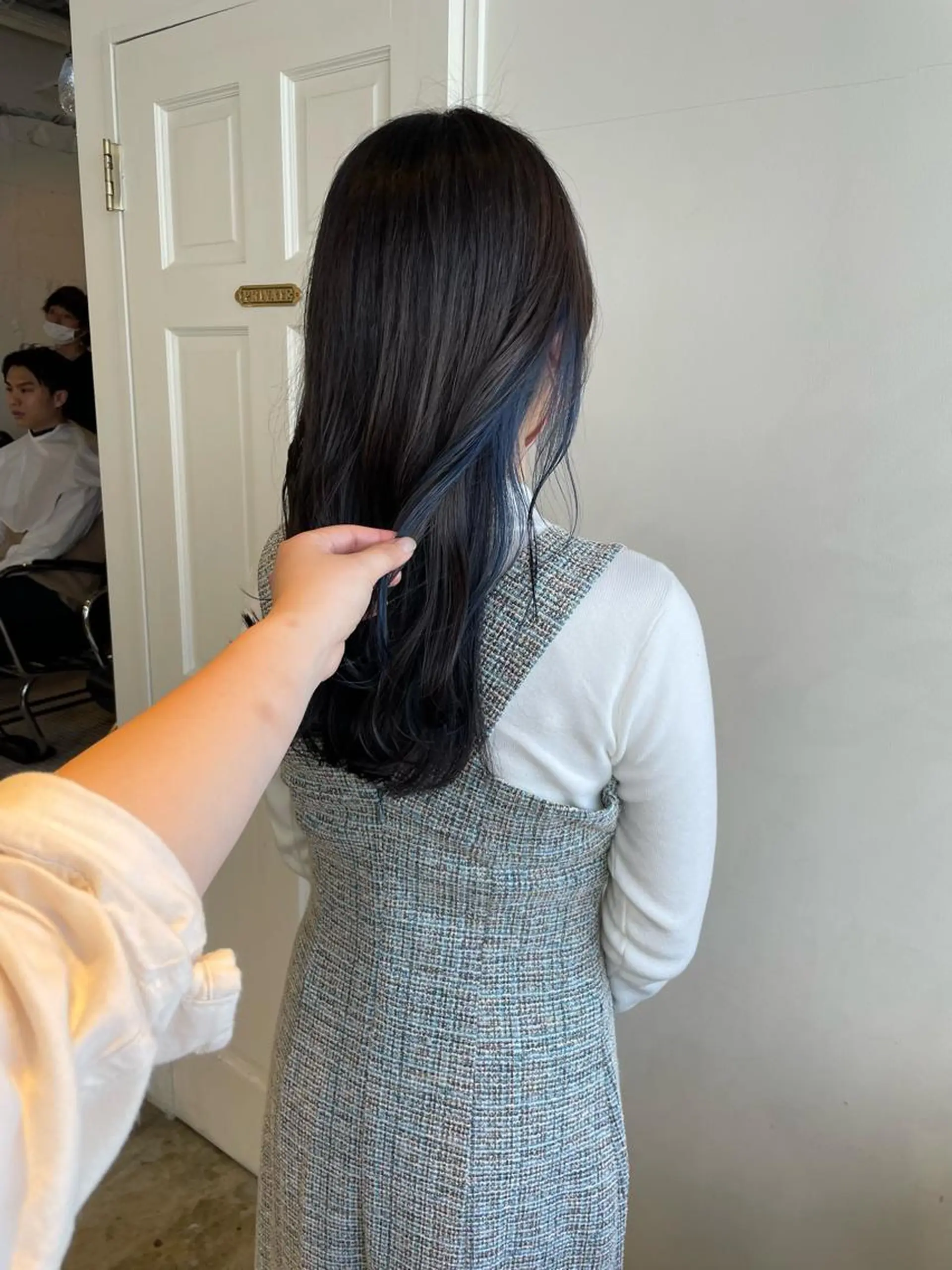 ロング カラー 黒髪 ブリーチ ブルーカラー イヤリングカラー ヘアカラー トリートメント MIOベージュカラー 柔らかいカラーのヘアスタイル