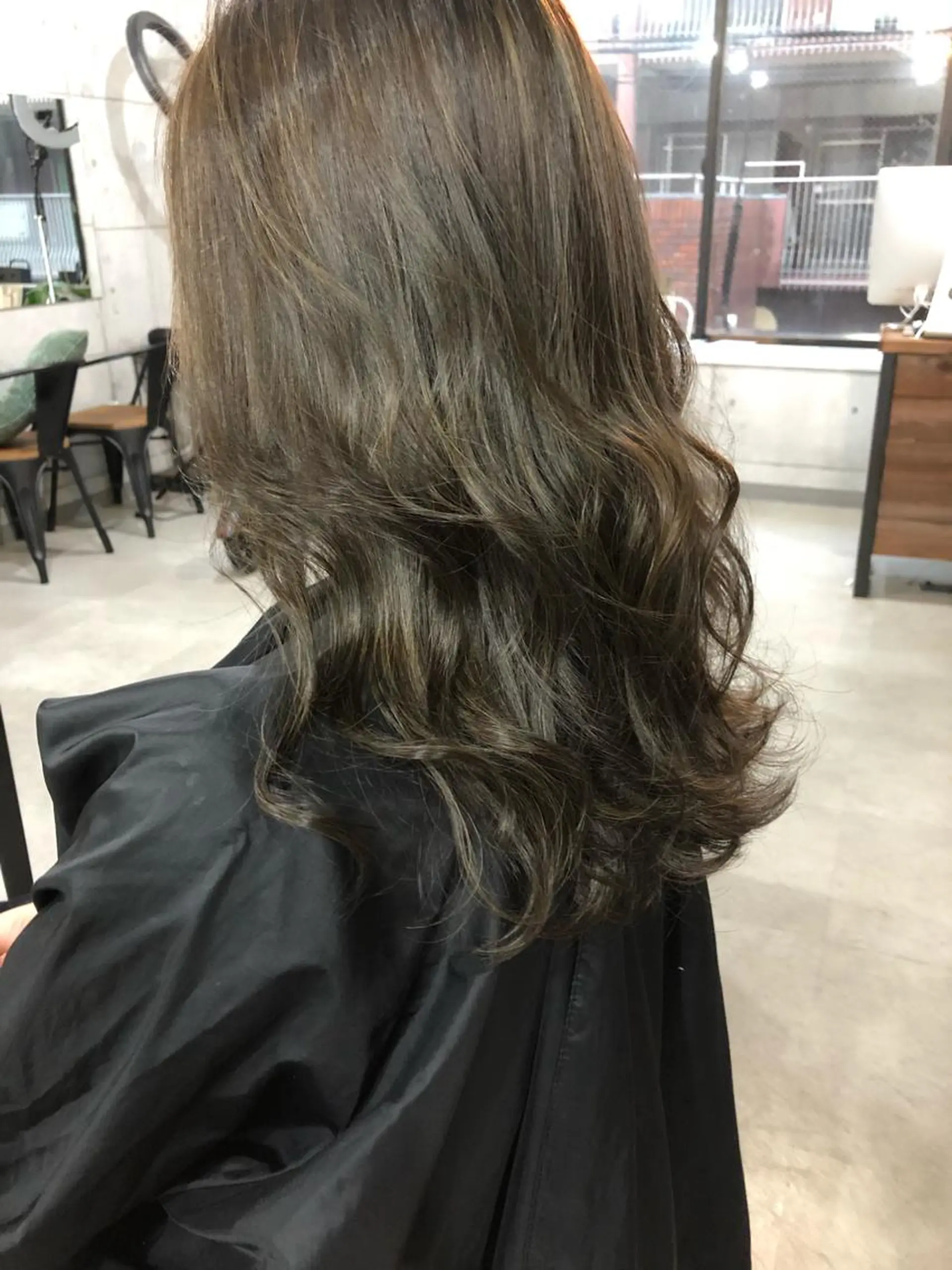 ミディアム カラー アディクシーカラー ベージュカラー 黒髪 ブリーチ ブルーカラー ヘアカラー トリートメント ヘアセット 艶髪育成サロン 京橋　shinのヘアスタイル