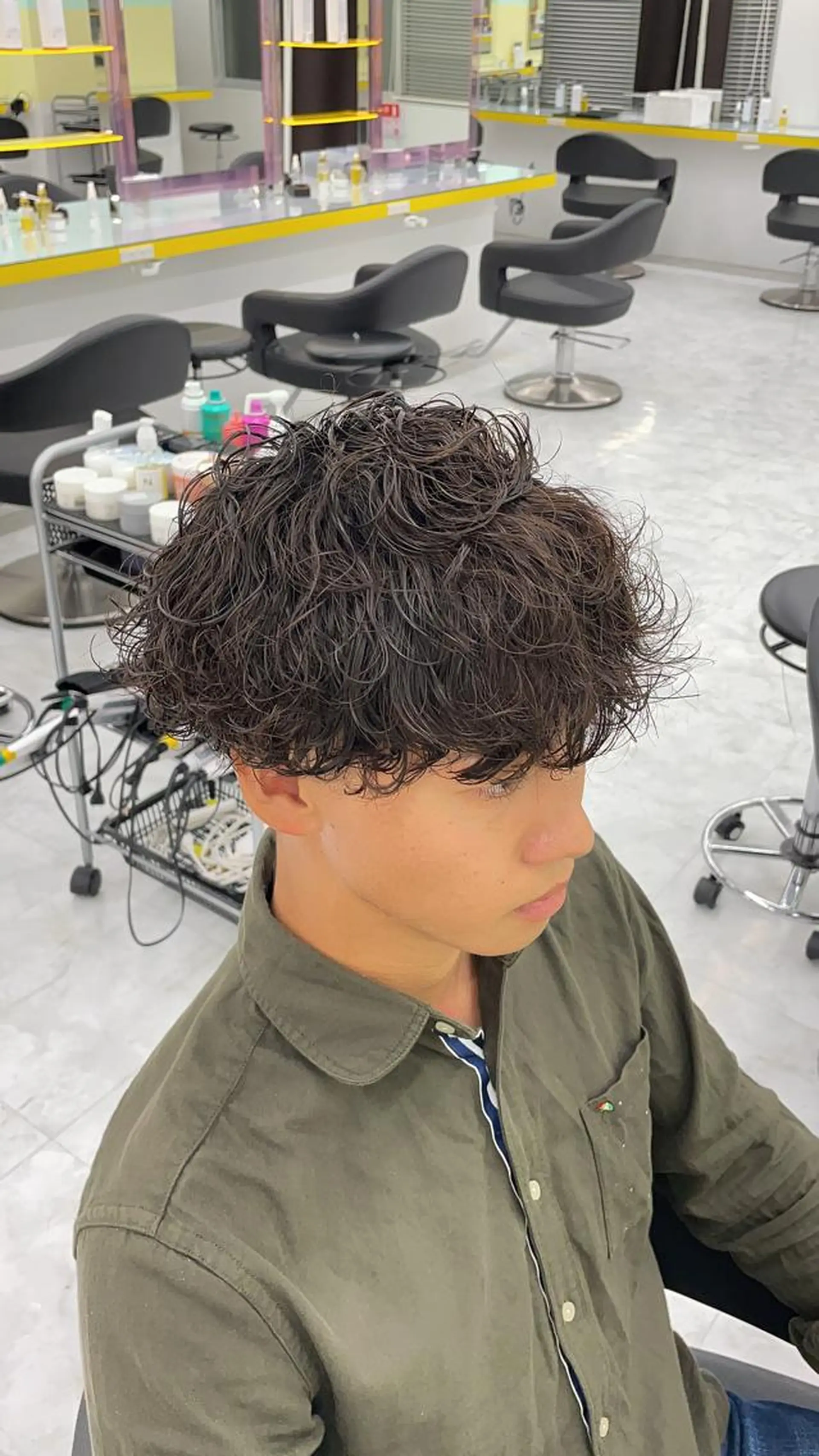 ミディアム パーマ ヘアアレンジ メンズ ミディアムパーマ メンズパーマ 顔まわりカット の達人のヘアスタイル