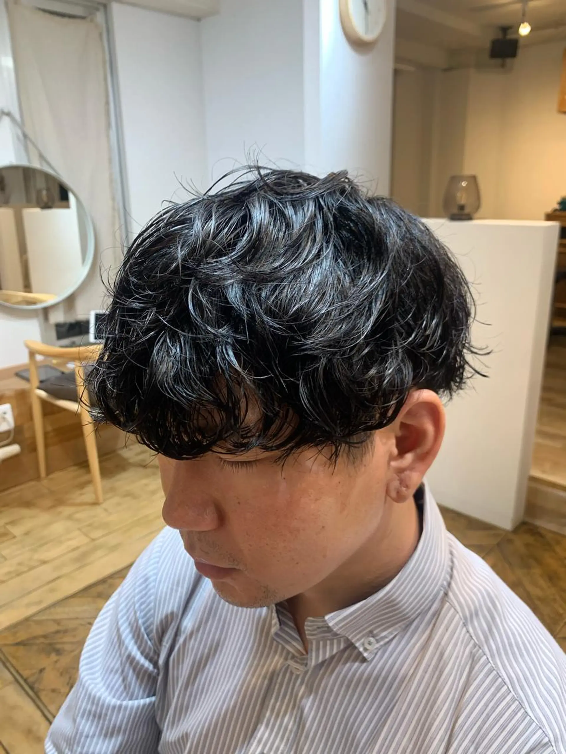 ミディアム パーマ メンズ ミディアムパーマ メンズブリーチ センターパート フェードカット メンズハイライト メンズStylist 山根慧のヘアスタイル
