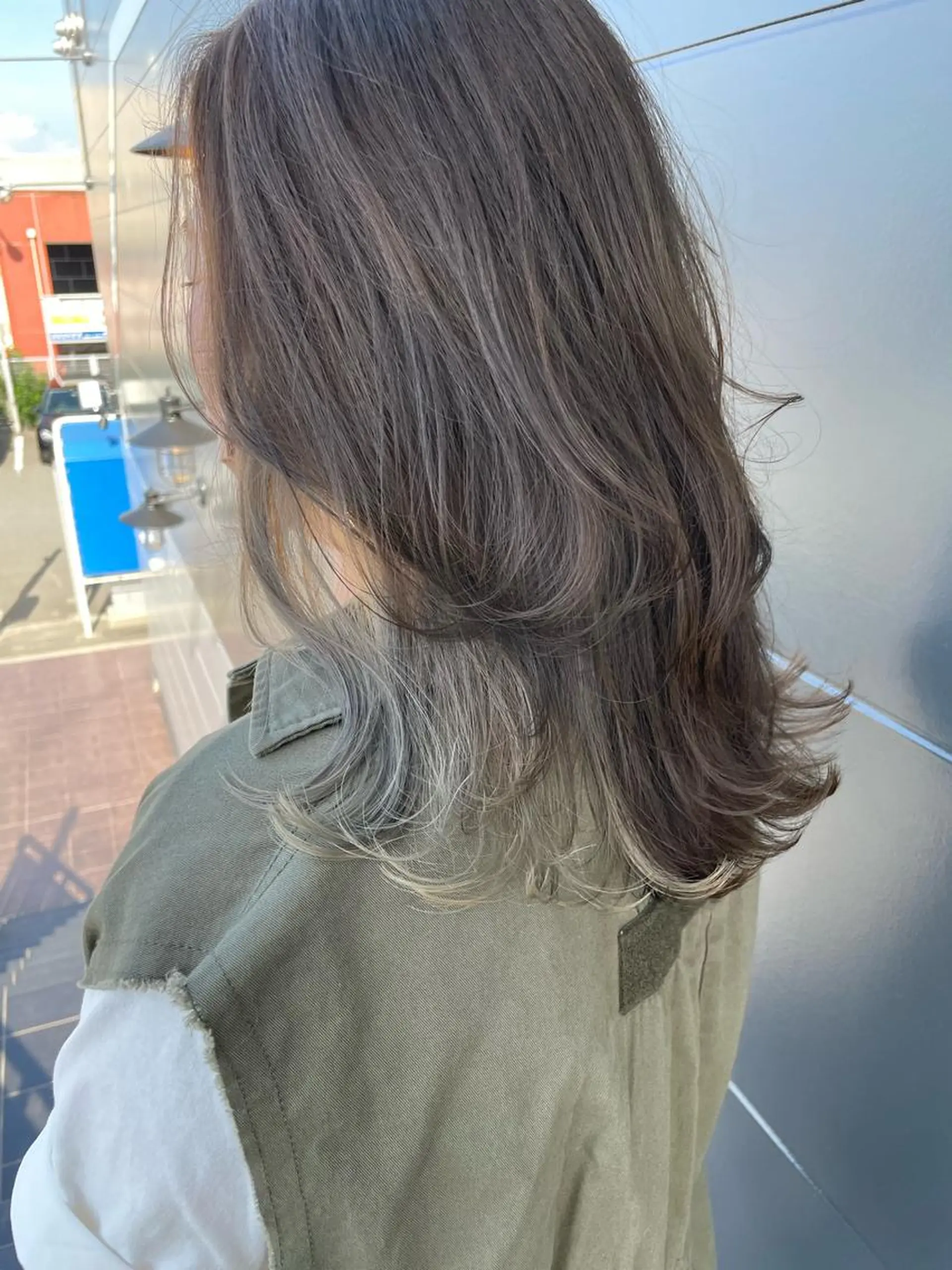 セミロング カラー ブリーチ ケアブリーチ イヤリングカラー Emitas.三年坂所属・Emitas.　井上 真奈美のヘアスタイル