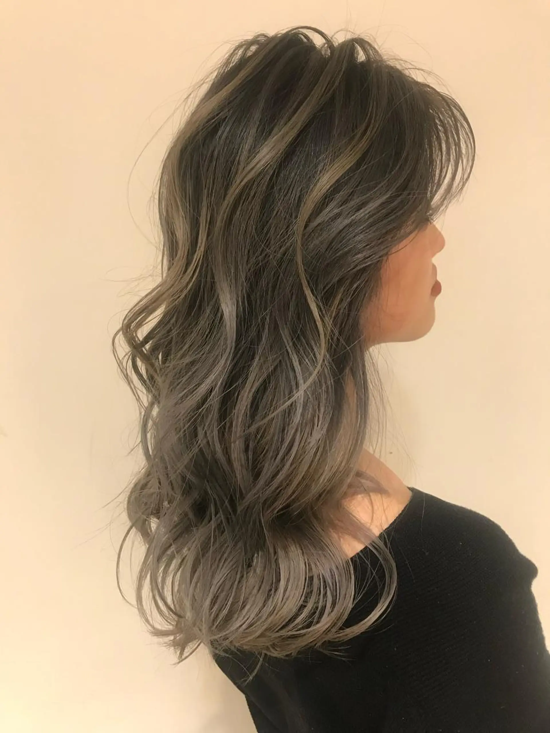 ミディアム カラー アッシュ アッシュグレー アッシュグレージュ バレイヤージュ ベージュカラー AMI Hair  supply所属・髪質改善カラー 韓国風レイヤーのヘアスタイル