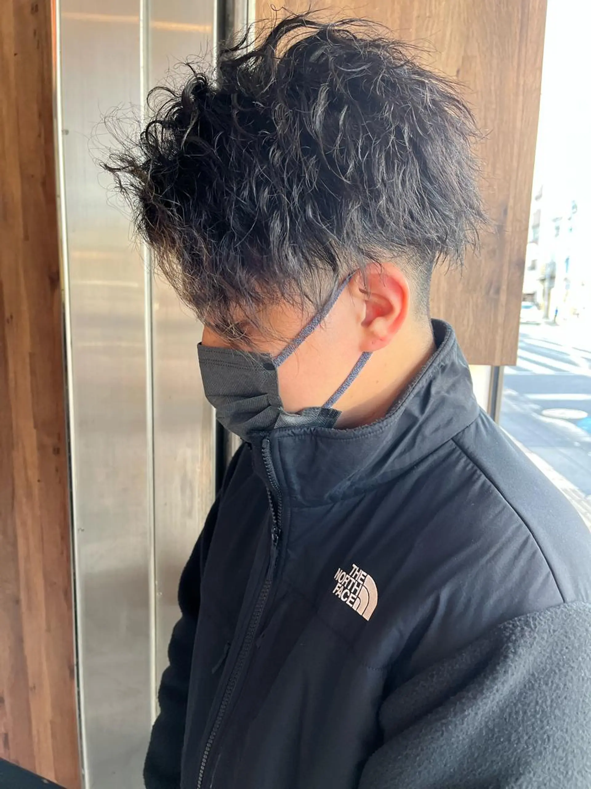 ミディアム パーマ メンズ ミディアムパーマ アップバング センターパート フェードカット メンズハイライト カット パーマ AVANCE.難波 店長 松元のヘアスタイル